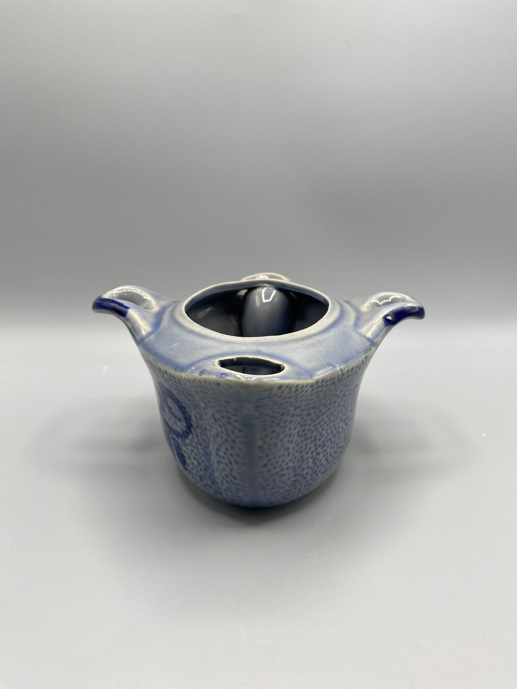 Saucière céramique gris-bleu moucheté – vue du dessous