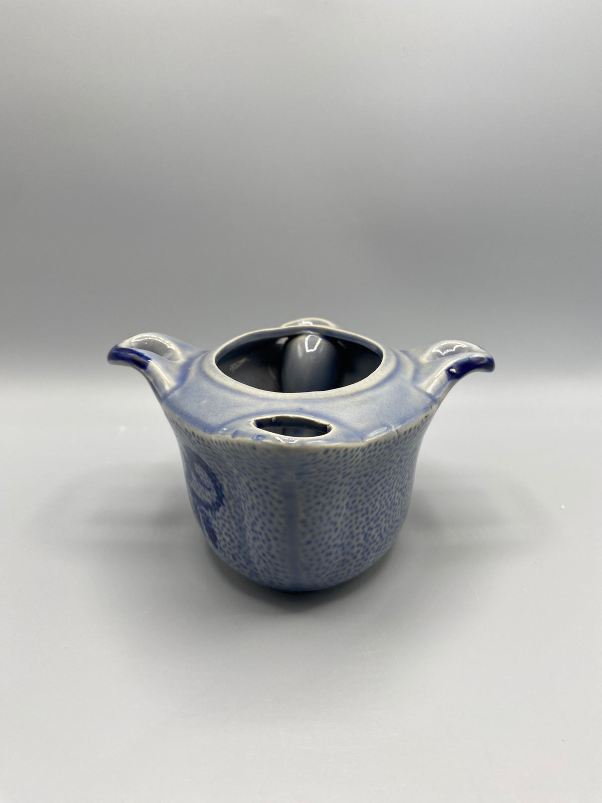 Saucière céramique gris-bleu moucheté – vue du dessous