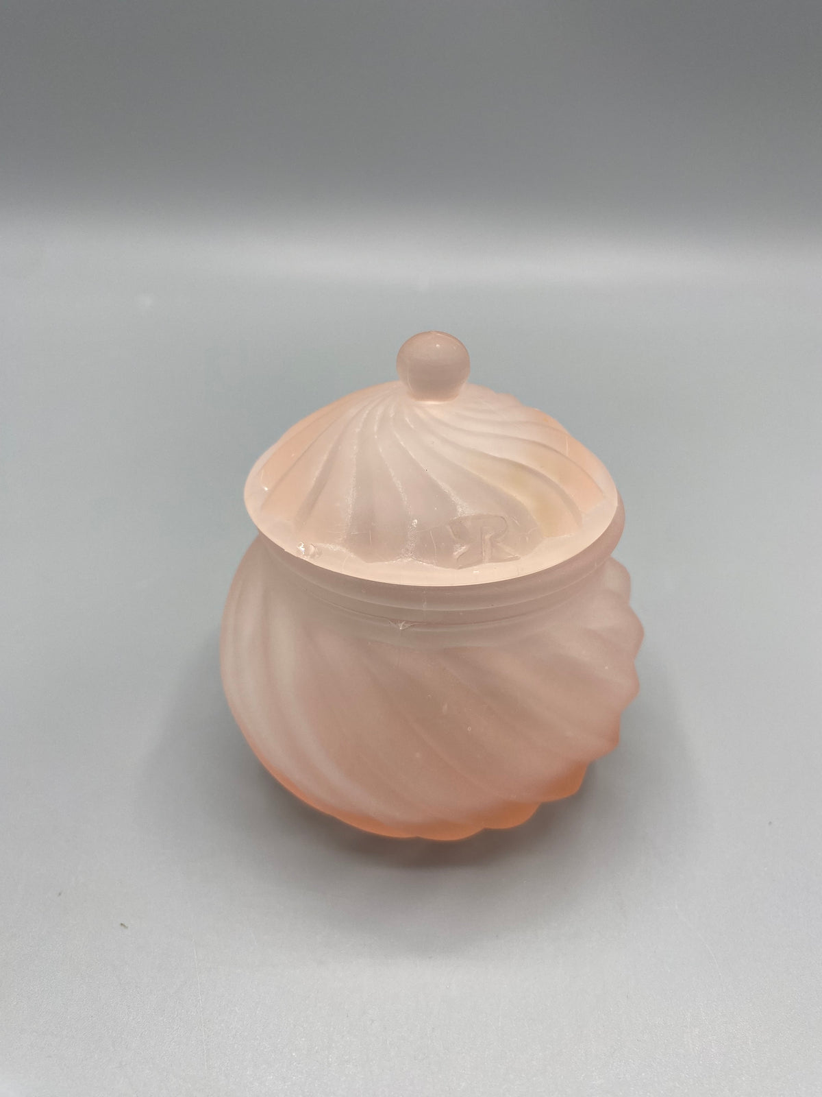 Boîte à bijoux verre rosé tourbillon – vue couvercle fermé