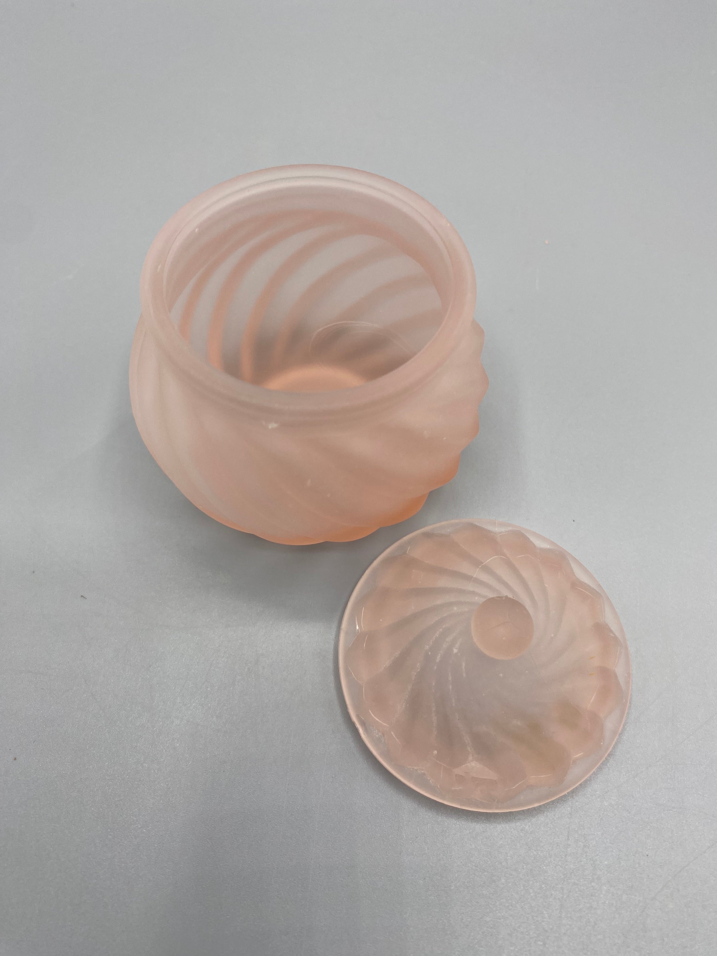 Boîte à bijoux verre rosé – couvercle ouvert vue intérieur
