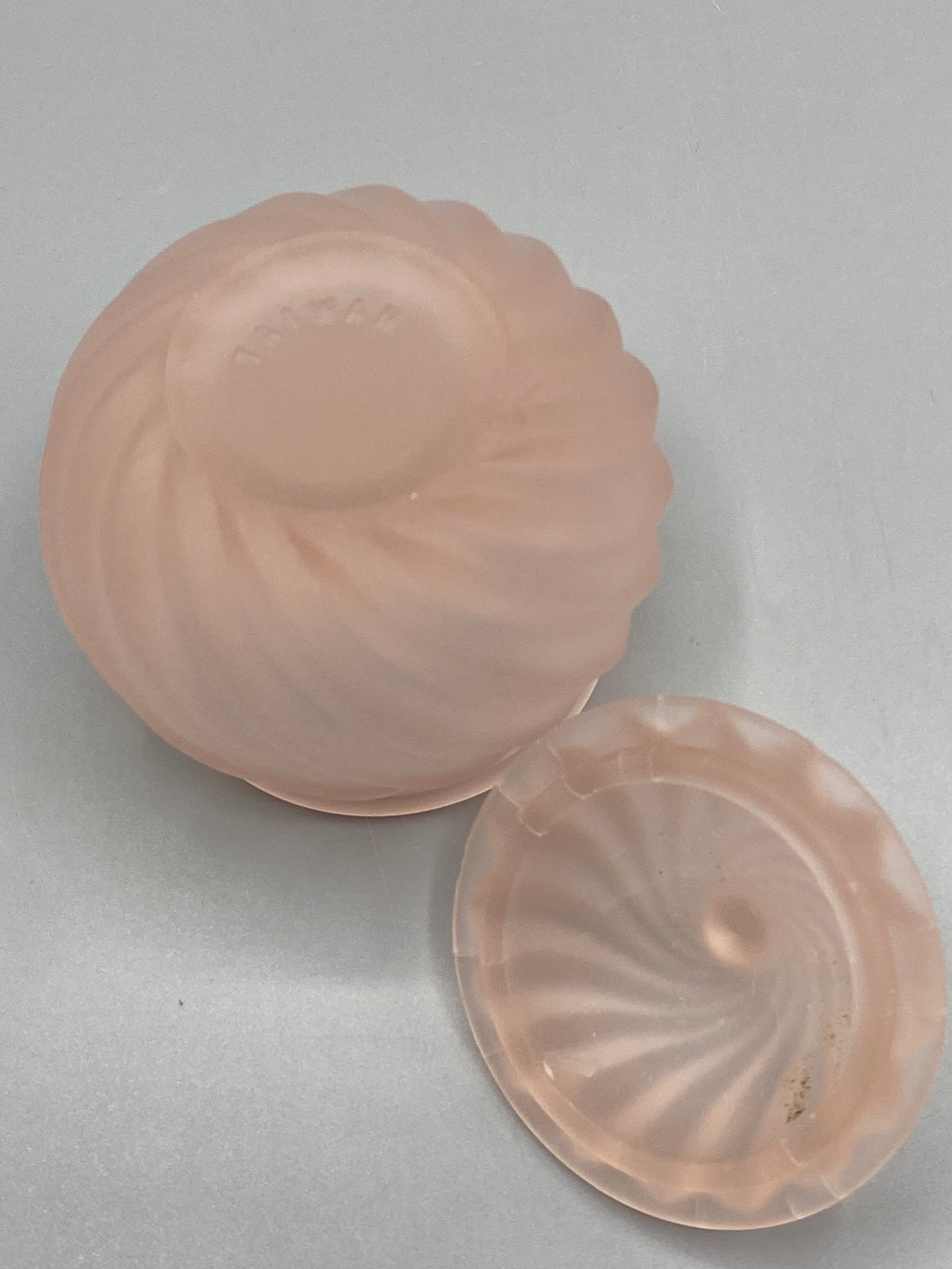 Boîte à bijoux verre rosé – vue dessus couvercle et fond