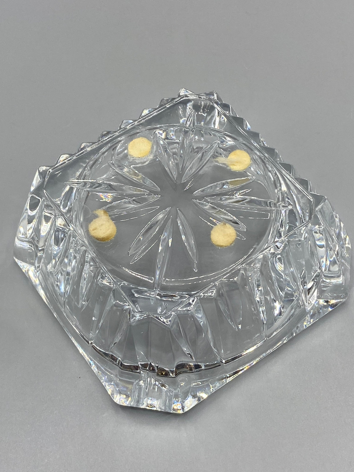 Cendrier vintage verre épais – vue dessous facettes