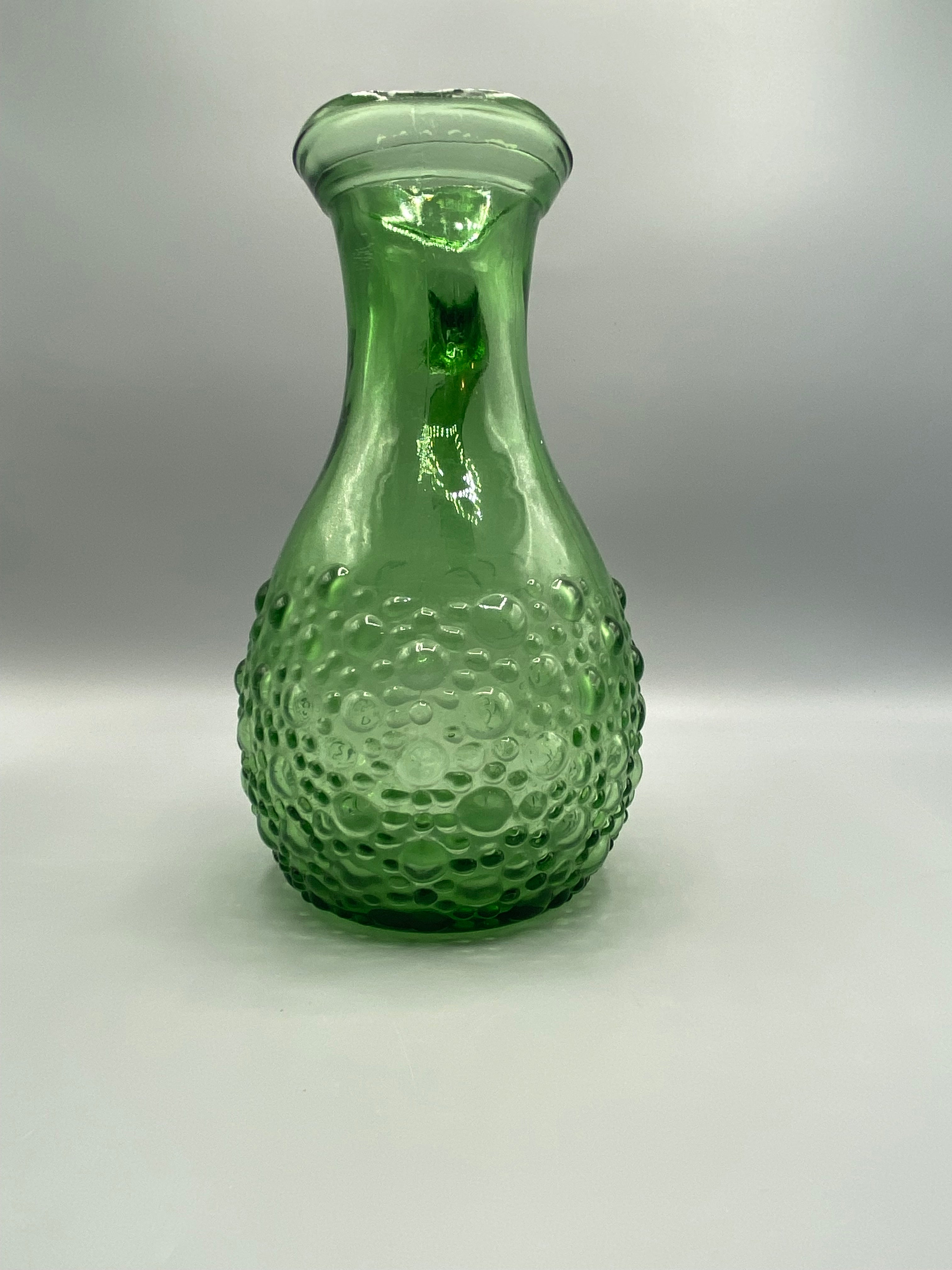 Pichet vintage verre vert – vue de face avec anse