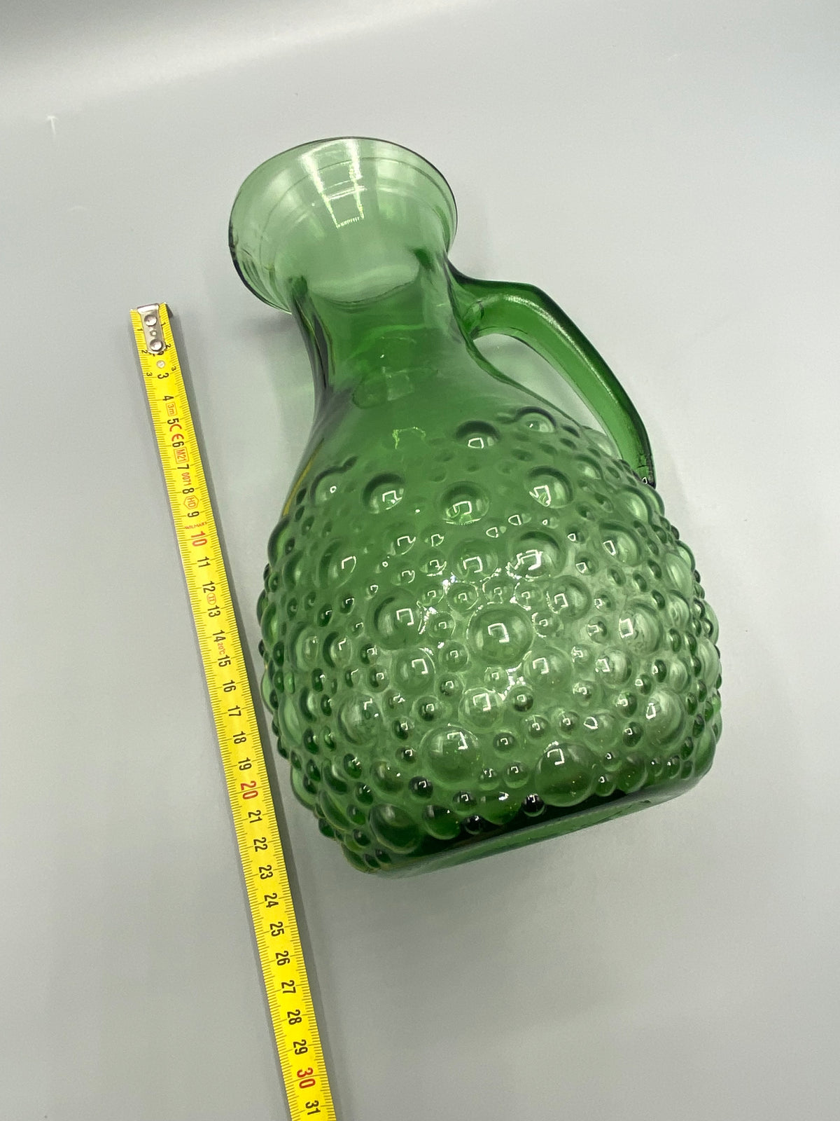 Pichet vintage verre vert – vue dessous fond