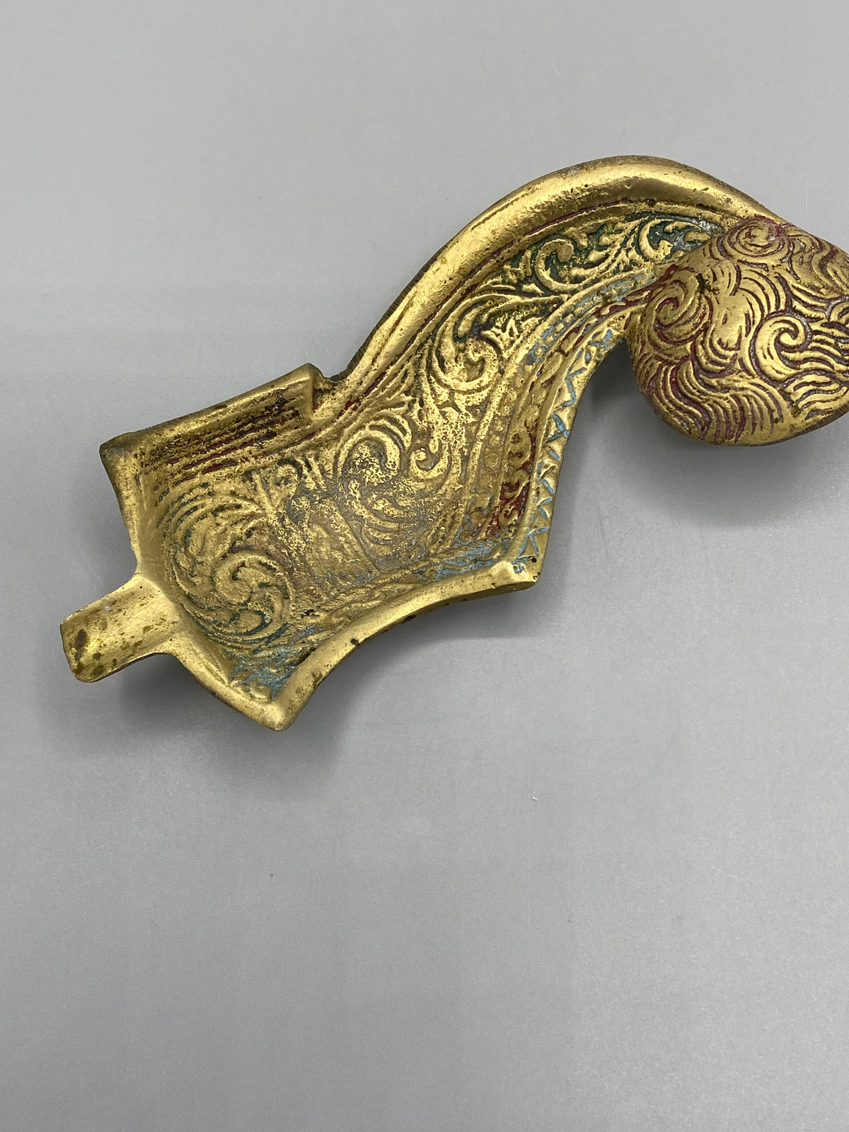 Cendrier babouche laiton – détail volute extrémité recourbée