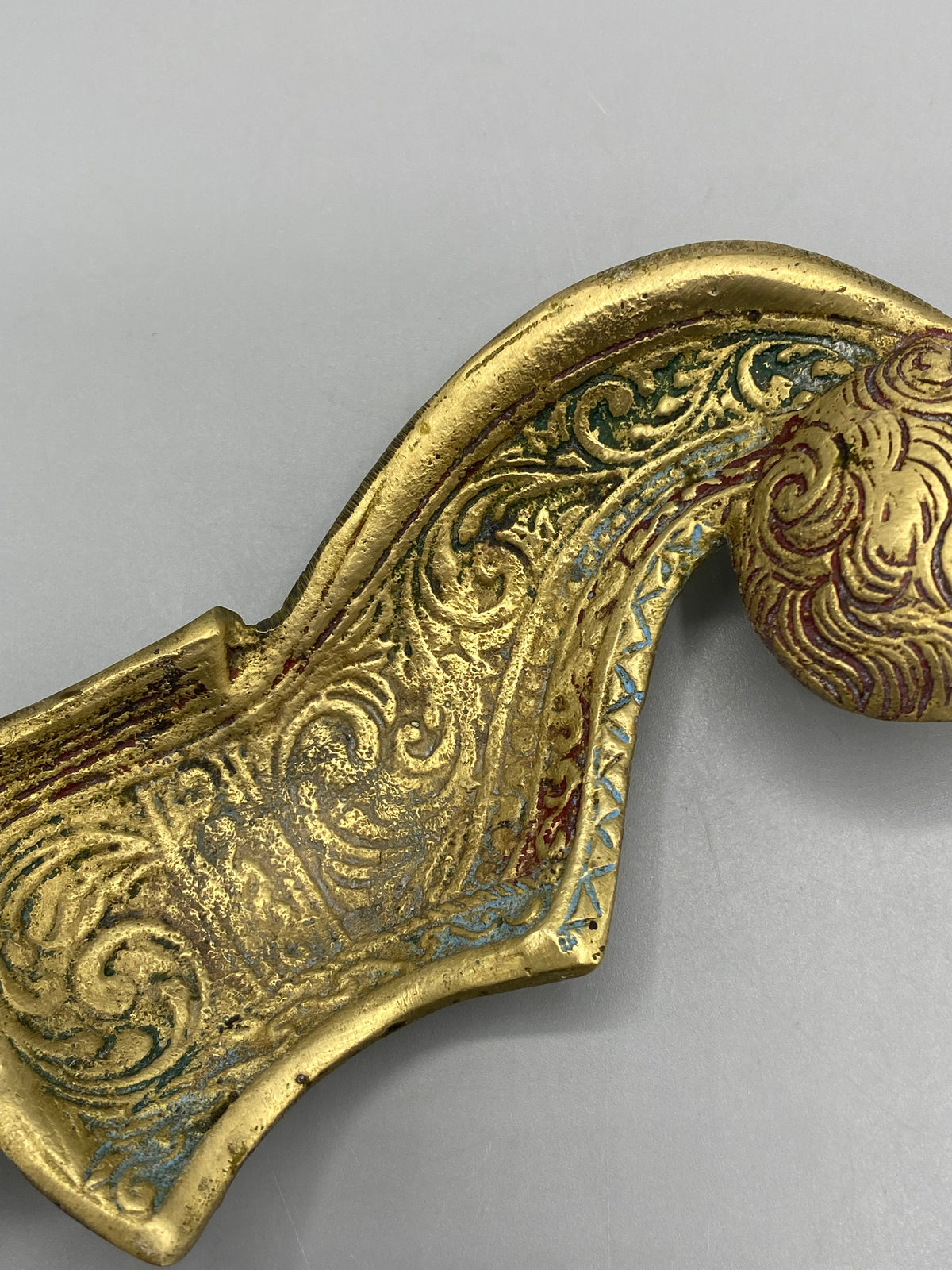 Cendrier babouche laiton – détail rehauts polychromes creux