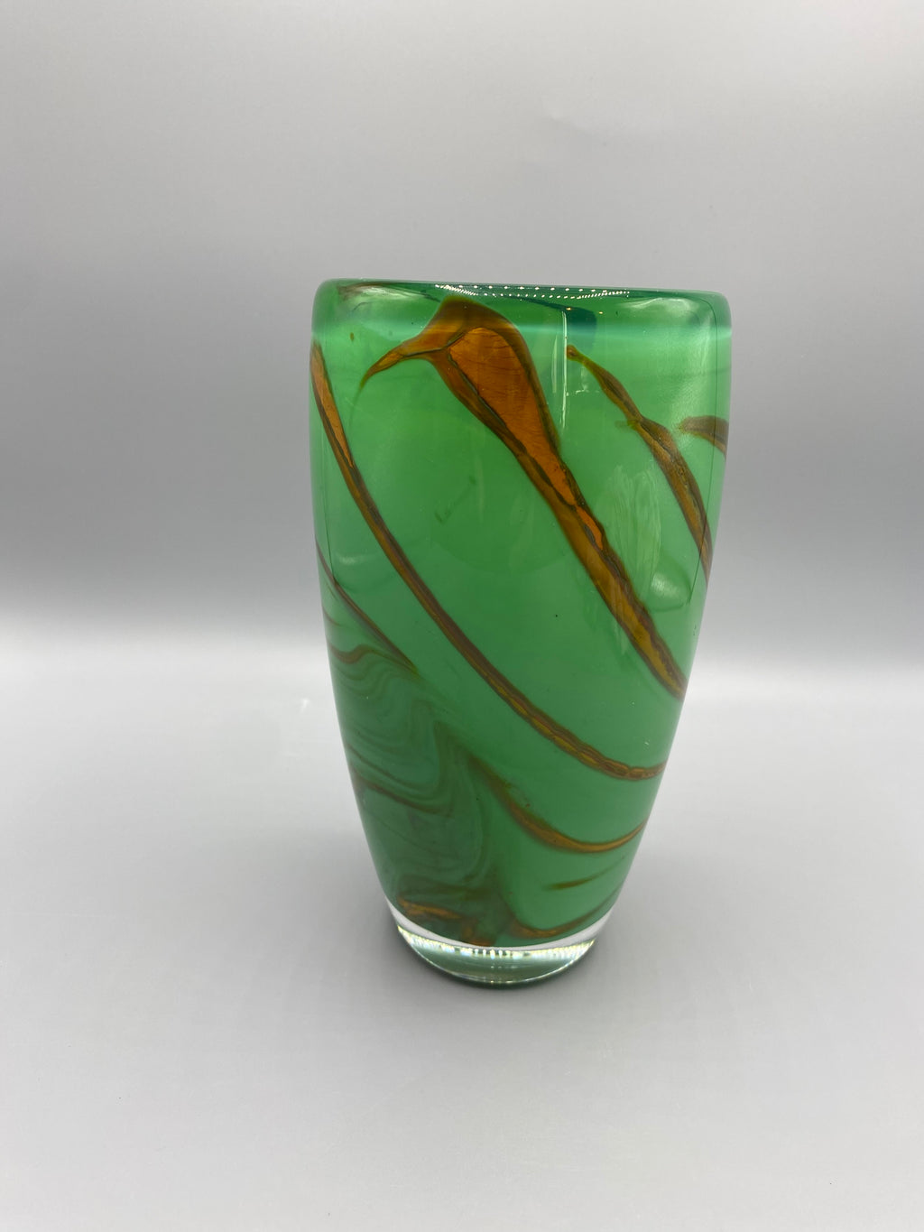 Vase verre art vert émeraude – vue de face volutes ambre