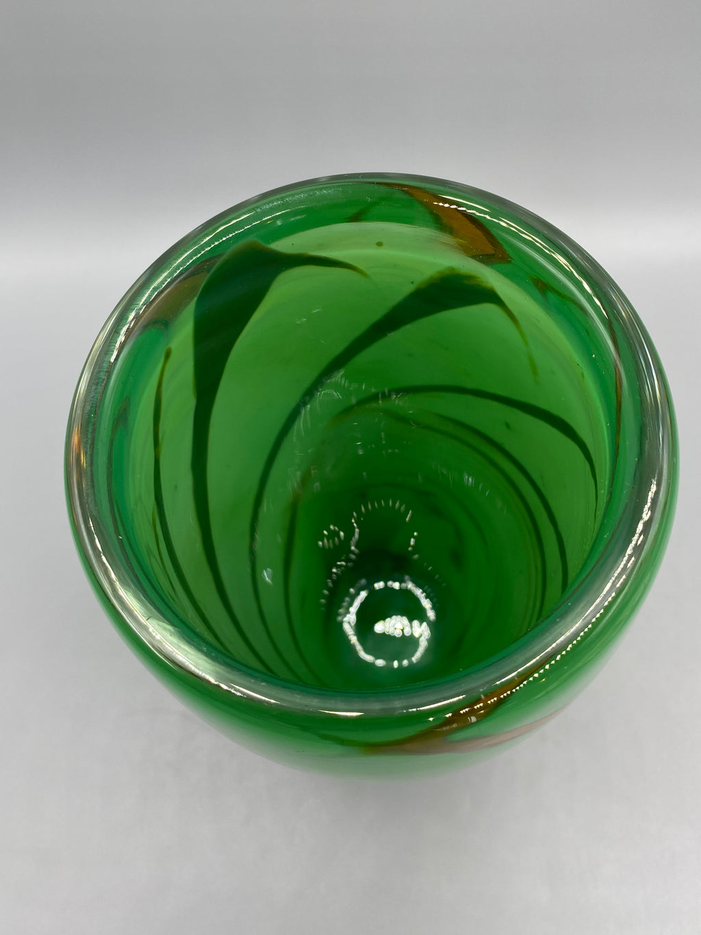 Vase verre art vert émeraude – vue dessous fond poli doré