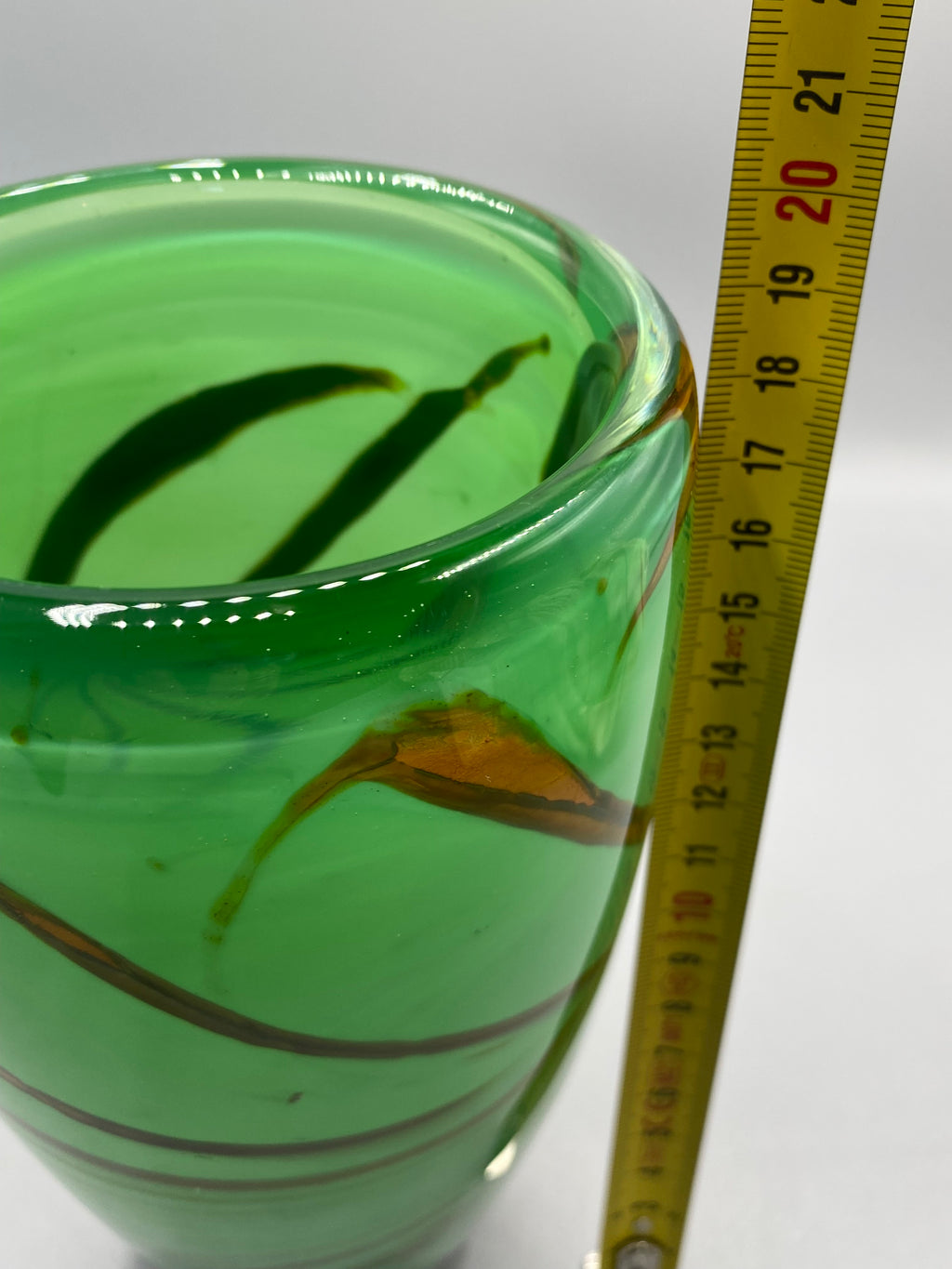 Vase verre art vert émeraude – détail volutes lumière