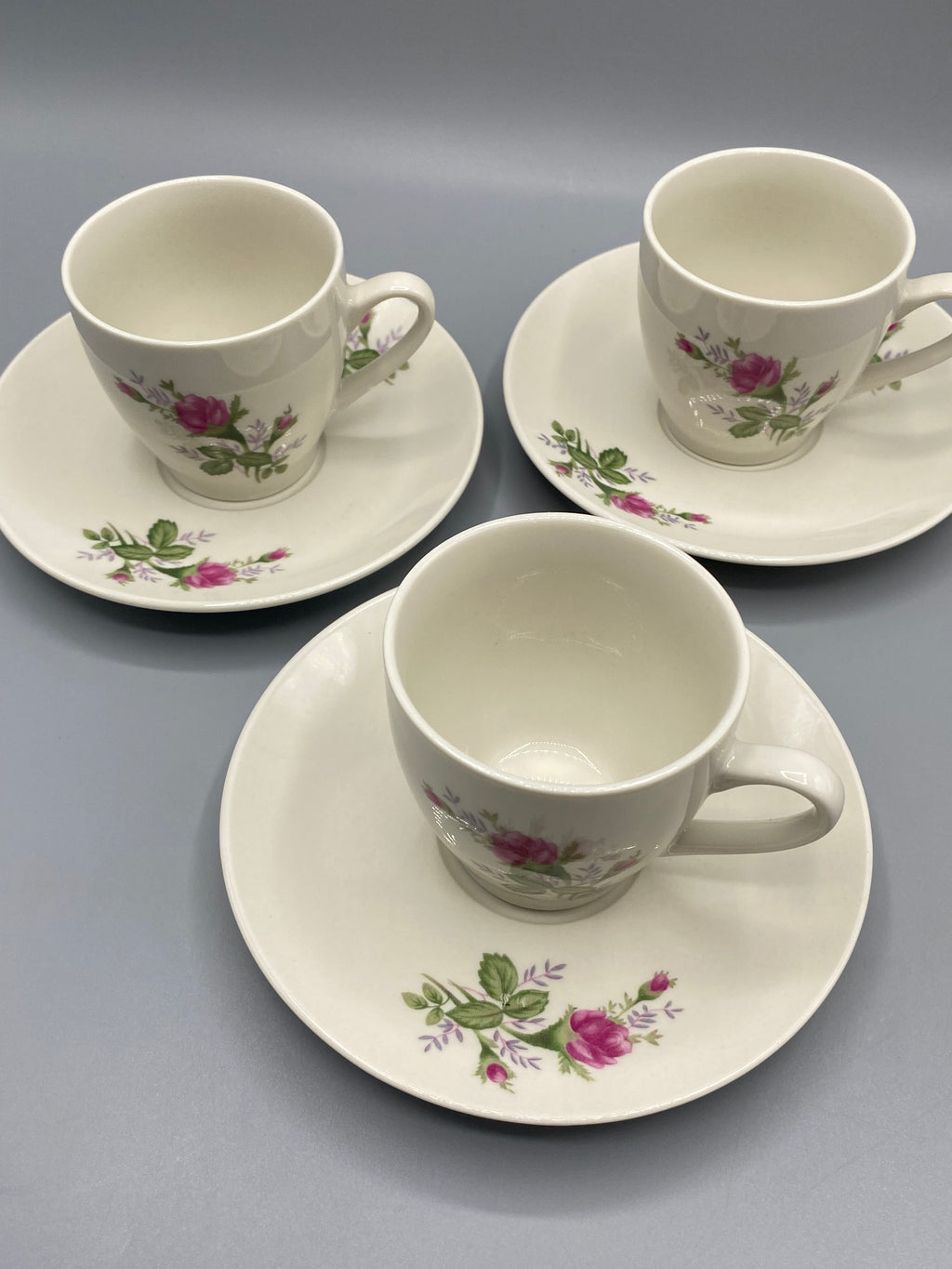 3 tasses soucoupes porcelaine roses – vue dessus
