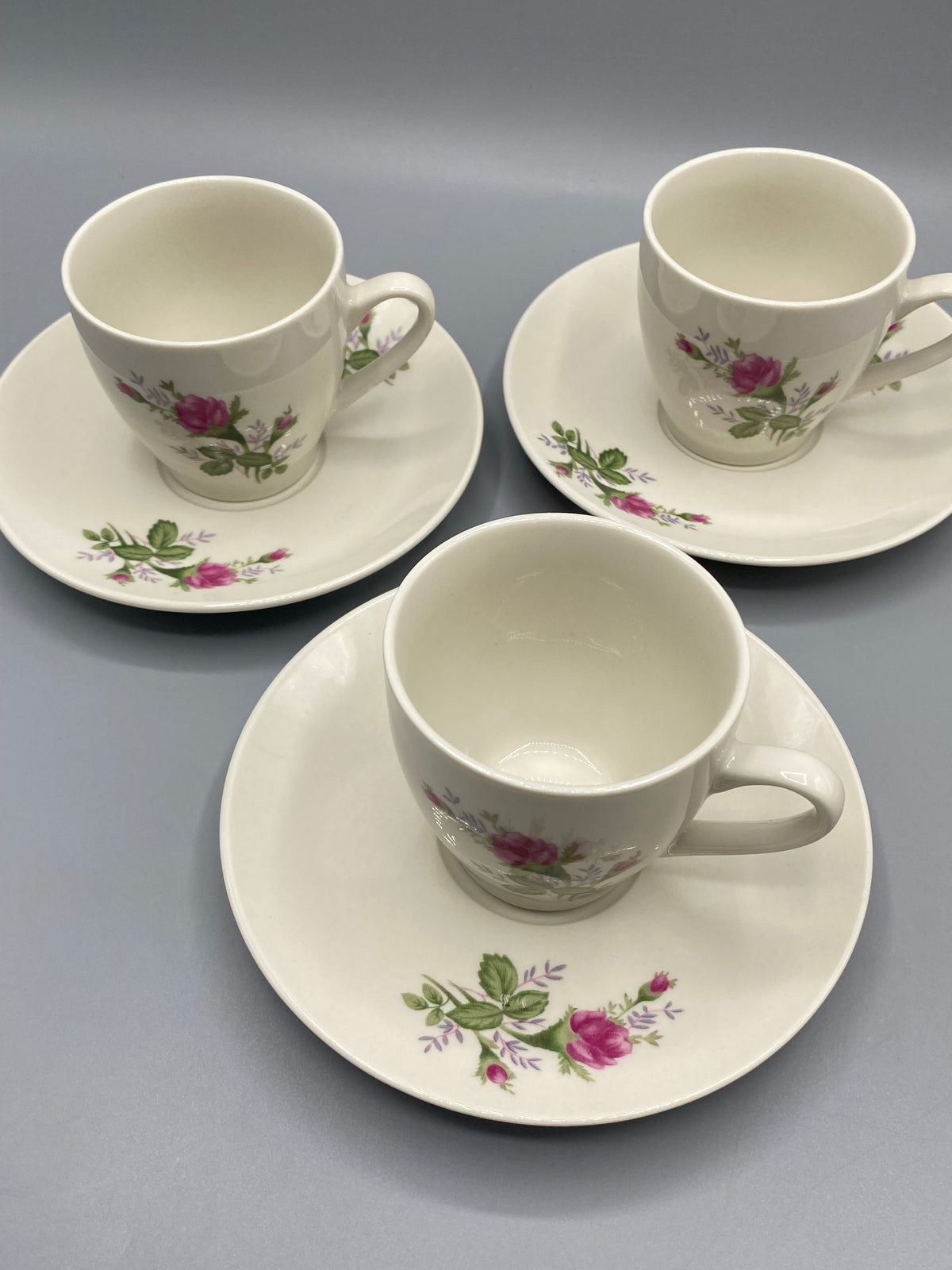 3 tasses soucoupes porcelaine roses – vue dessus