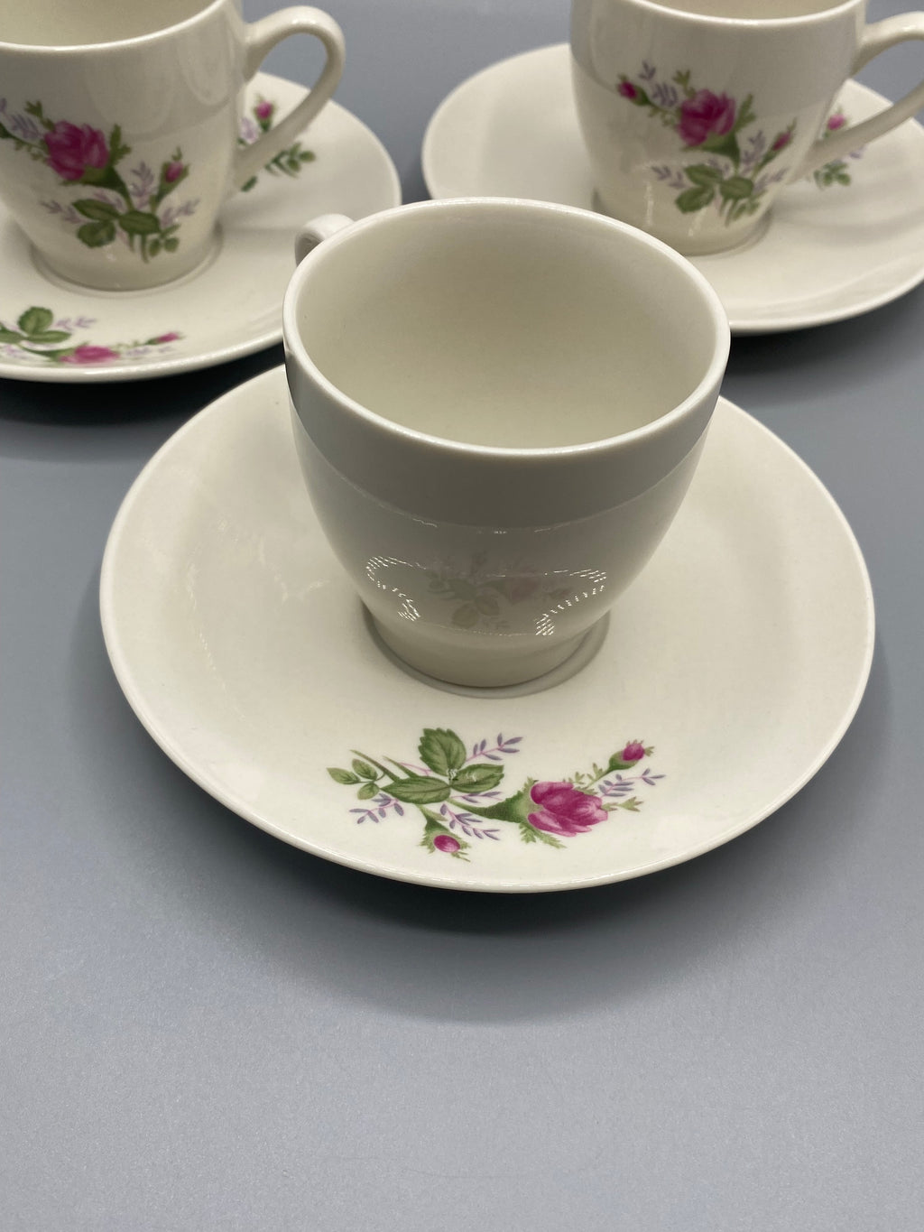 Tasse soucoupe porcelaine roses – détail décor