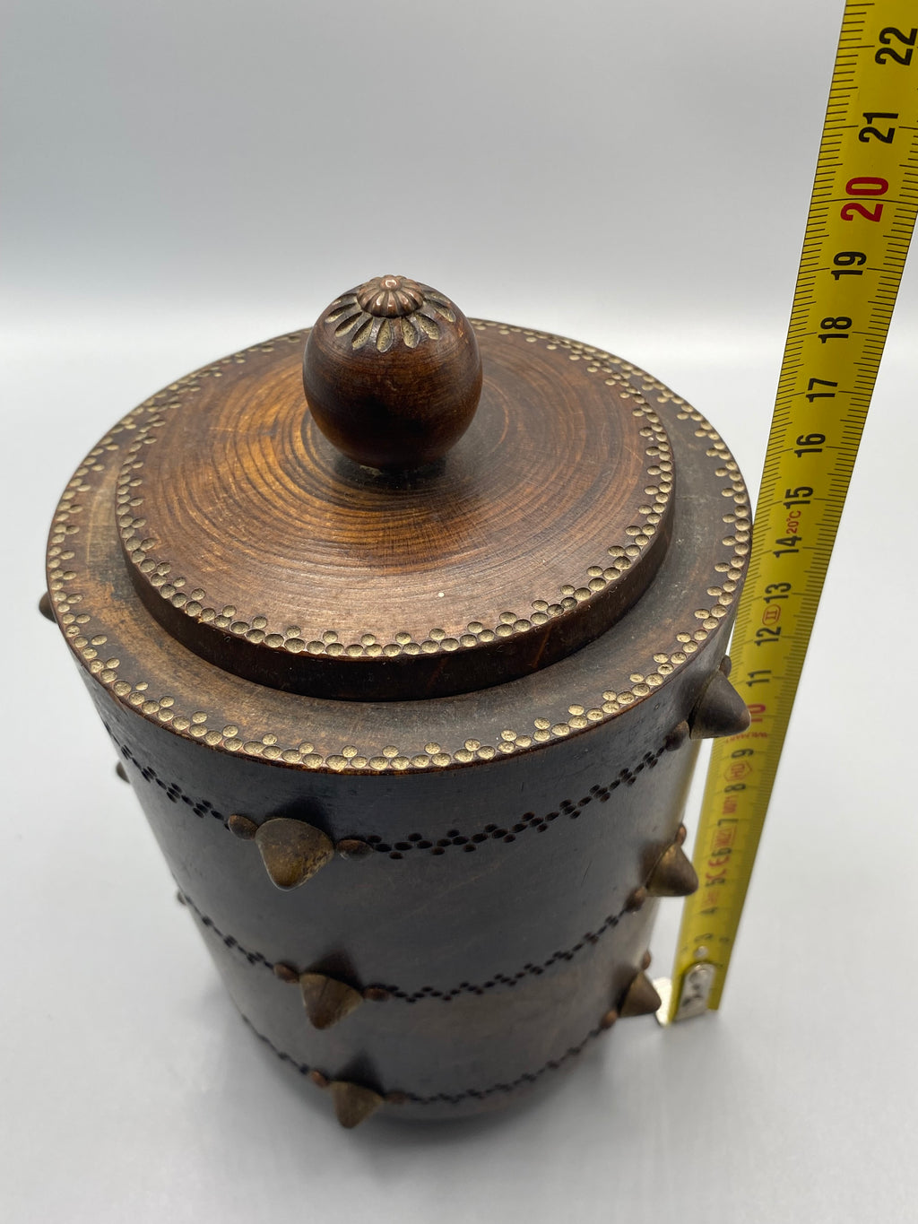 Pot à tabac bois laiton – détail clous coniques et cabochons