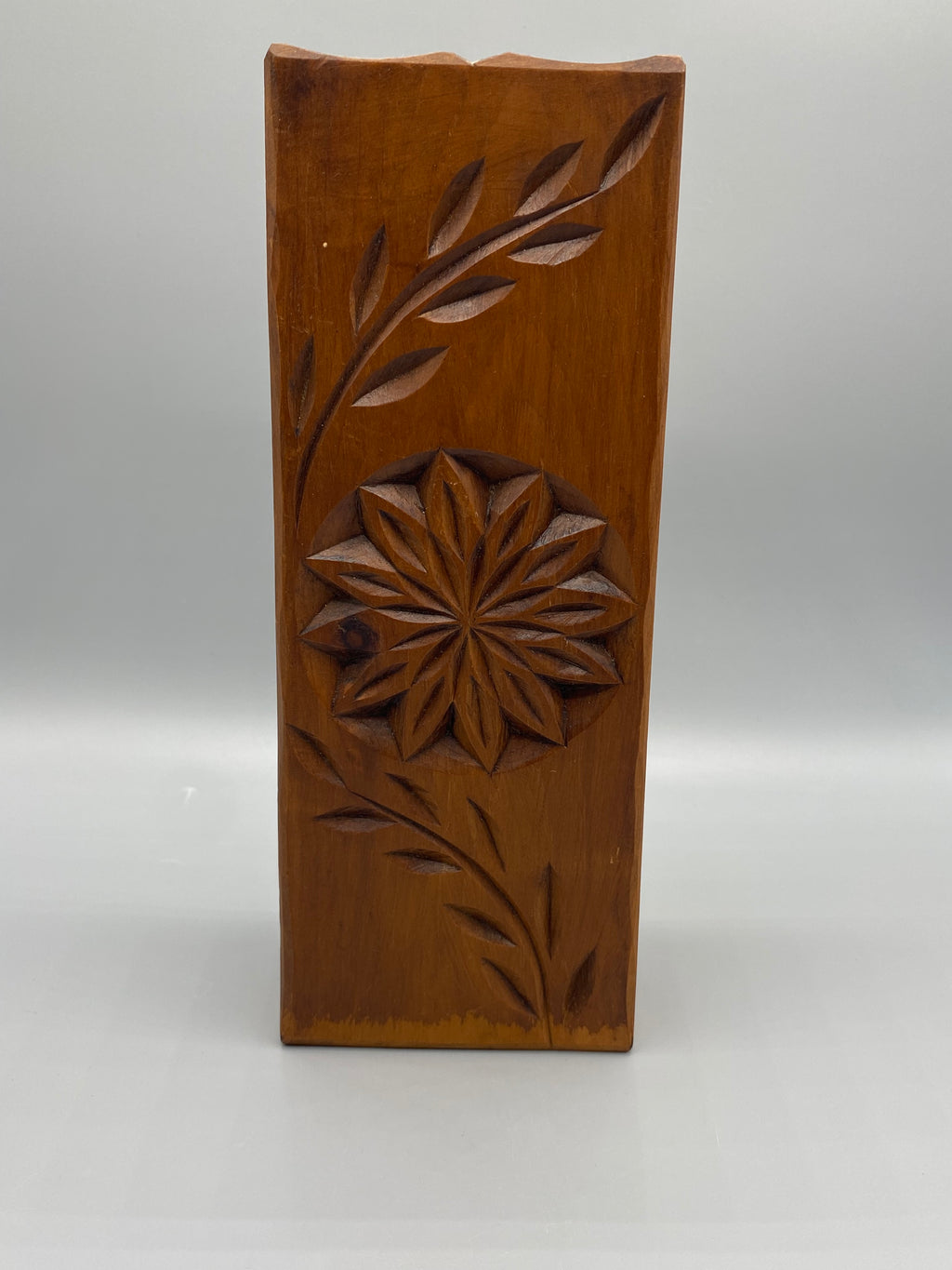 Coffin de faucheur bois sculpté – vue de face décor feuillages