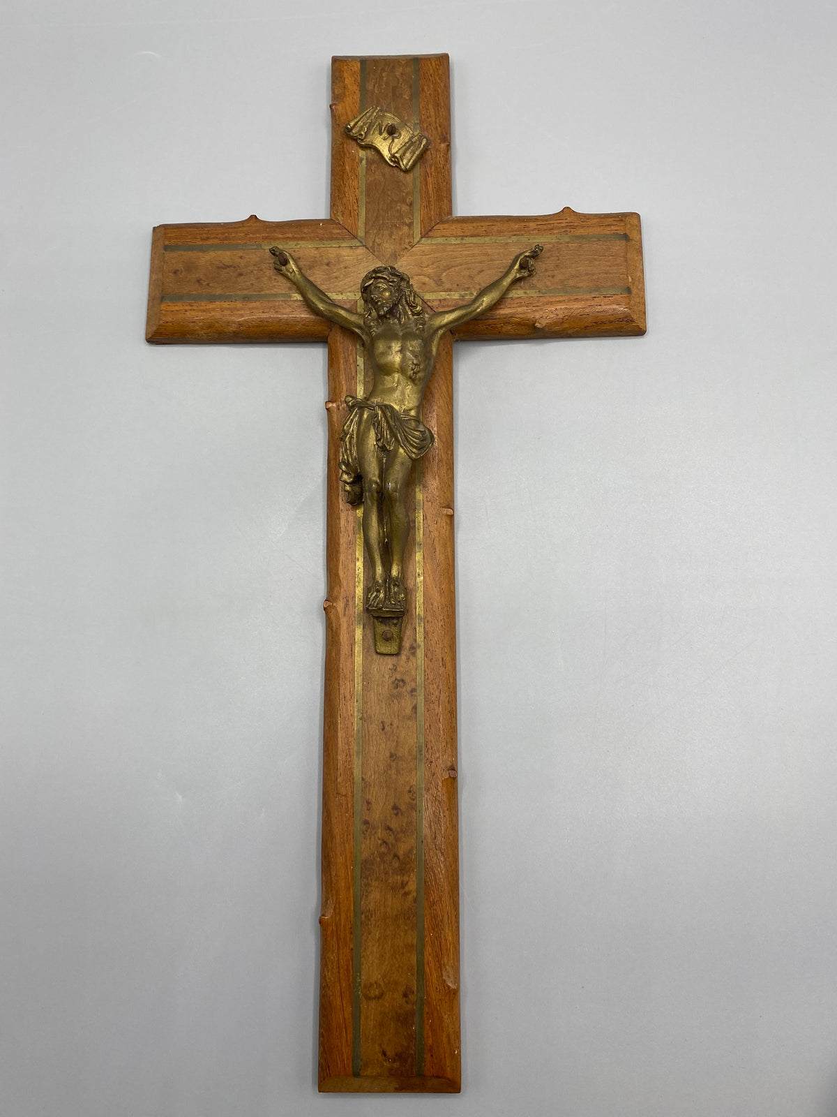 Crucifix mural chêne laiton – vue de face ensemble
