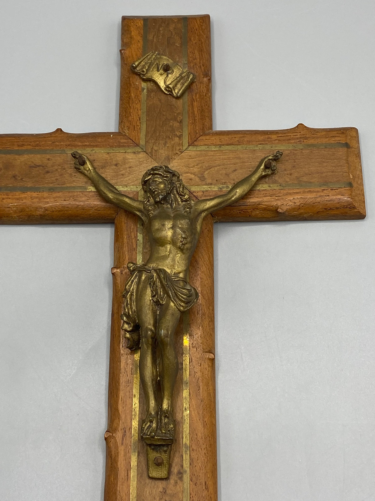Crucifix mural chêne laiton – détail Christ et titulus INRI