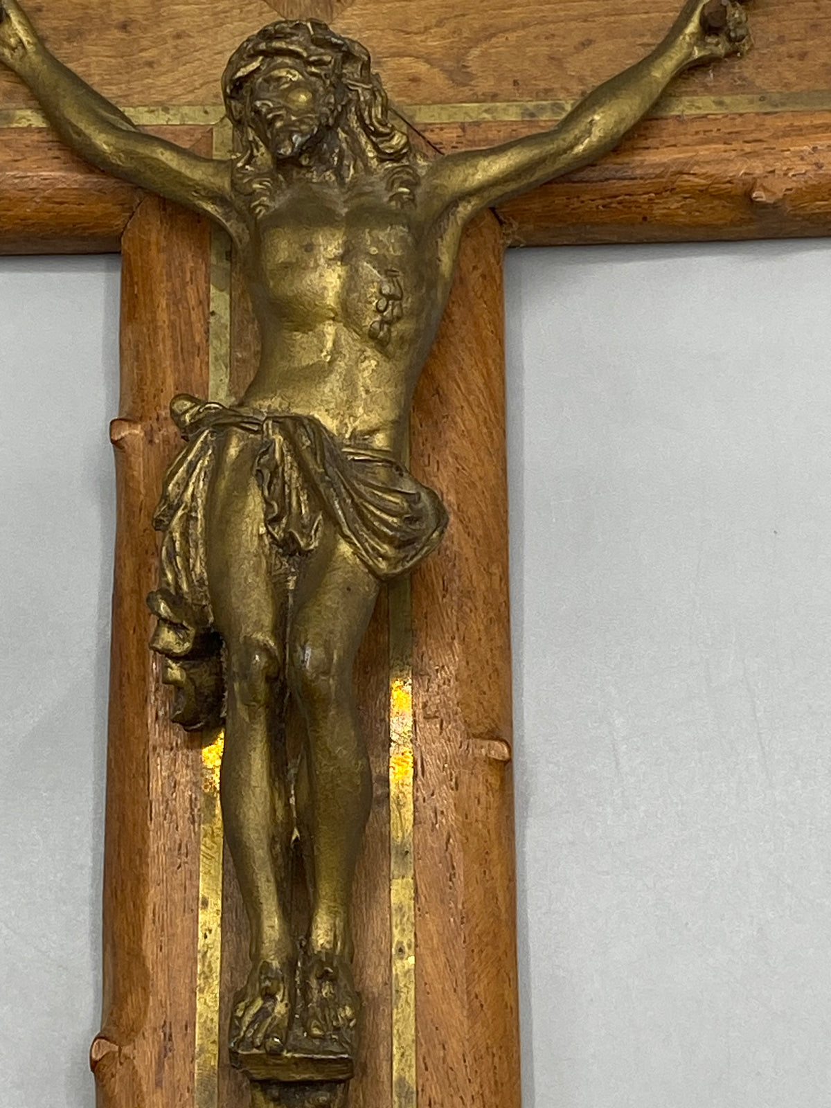 Crucifix mural chêne laiton – détail Christ moulé périzonium