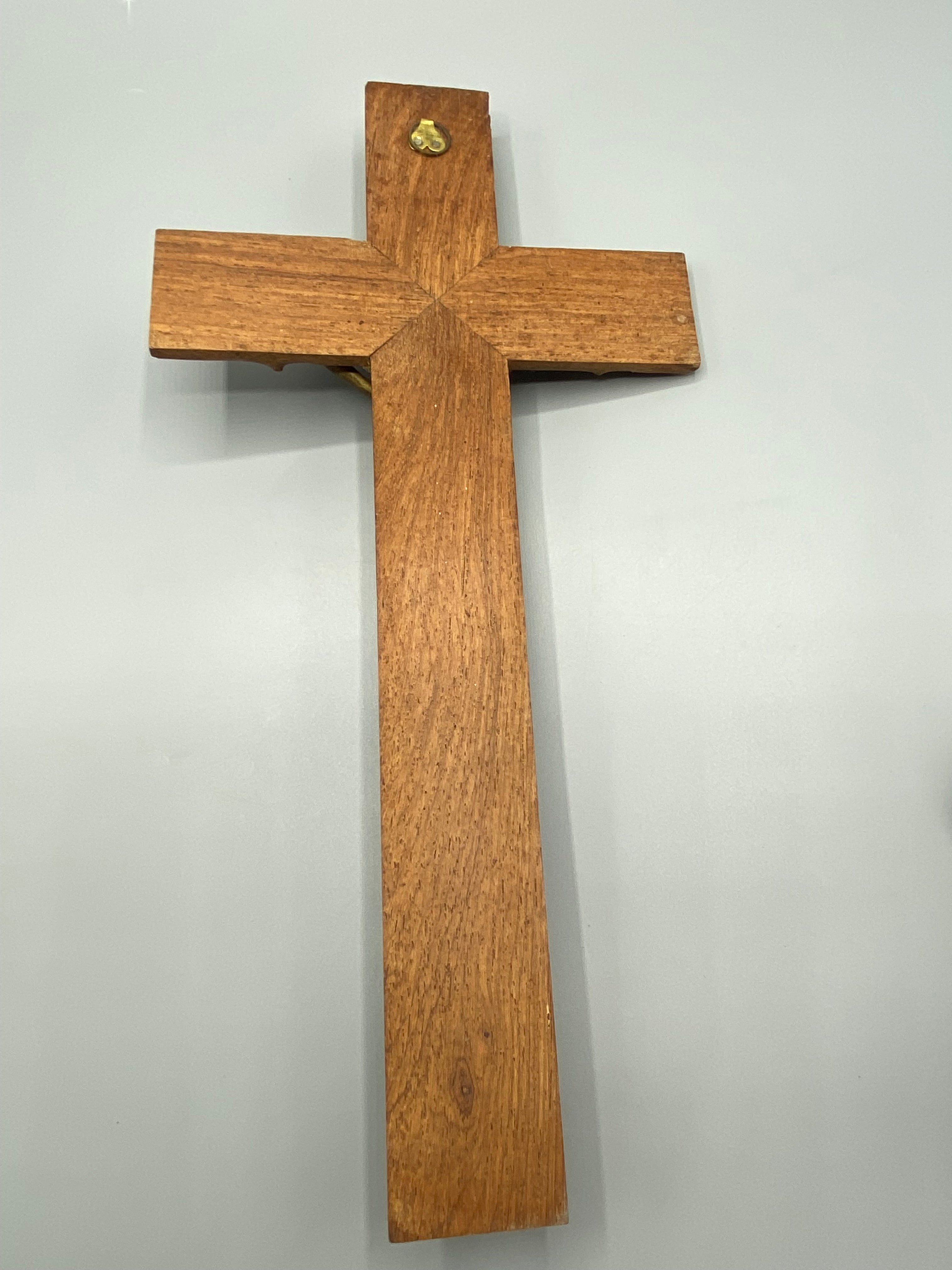 Crucifix mural chêne laiton – vue dos anneau suspension