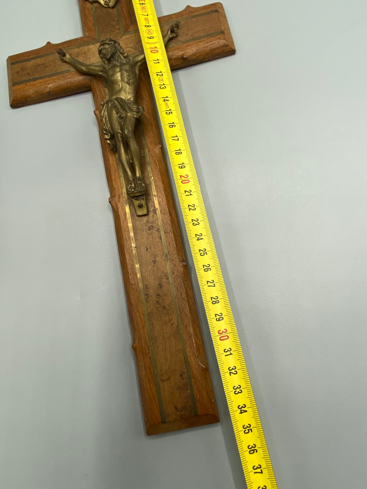 Crucifix mural chêne laiton – mesure hauteur 37 cm