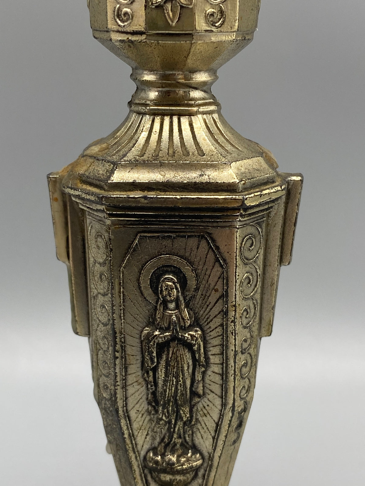 Bougeoir Vierge Miraculeuse – vue dessus bobèche roses volutes