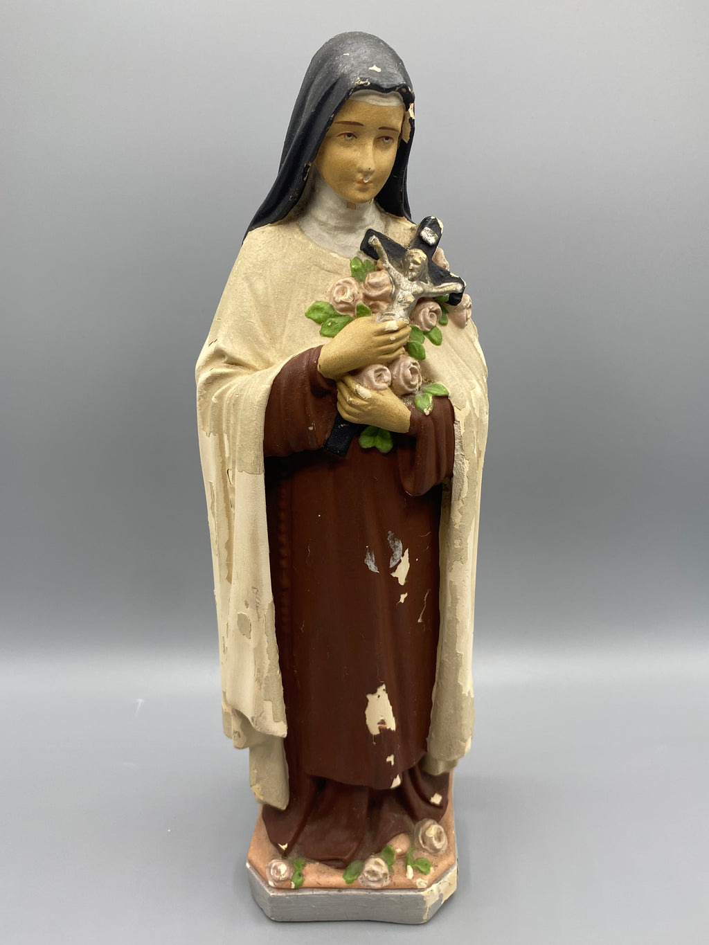 Statue Sainte Thérèse Lisieux – vue de face habit brun roses