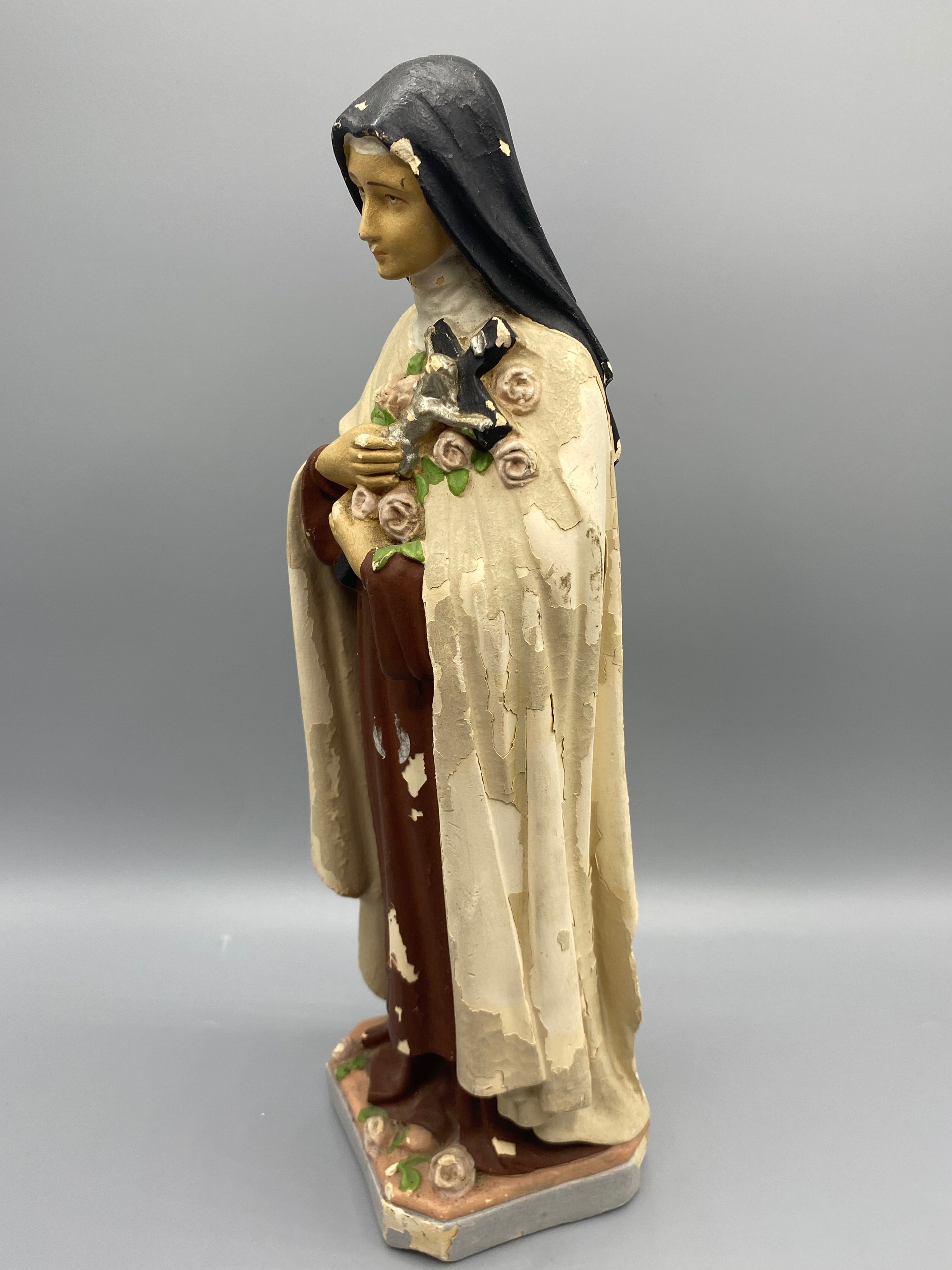 Statue Sainte Thérèse Lisieux – vue trois quarts gauche