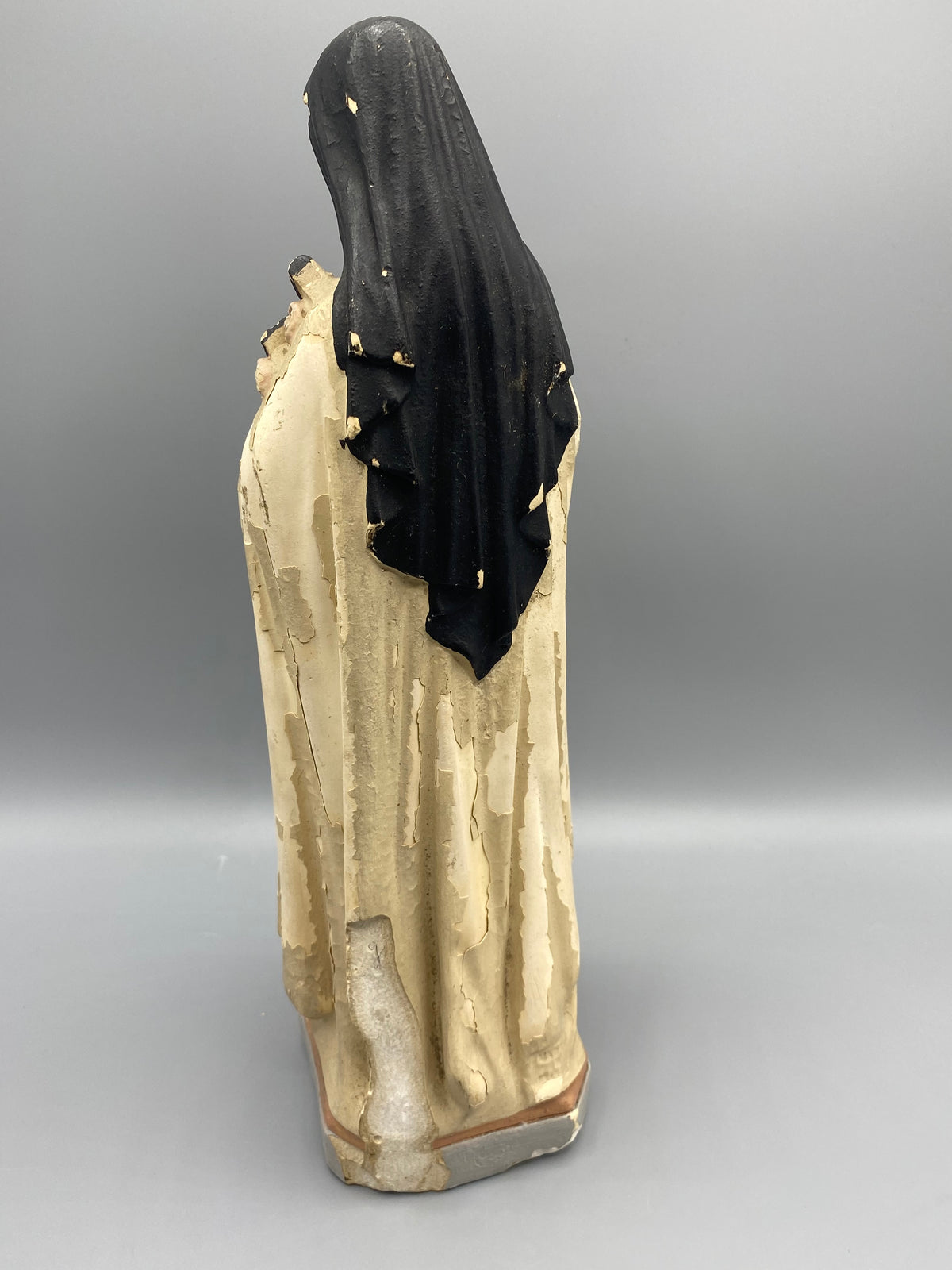 Statue Sainte Thérèse Lisieux – vue dos manteau craquelures