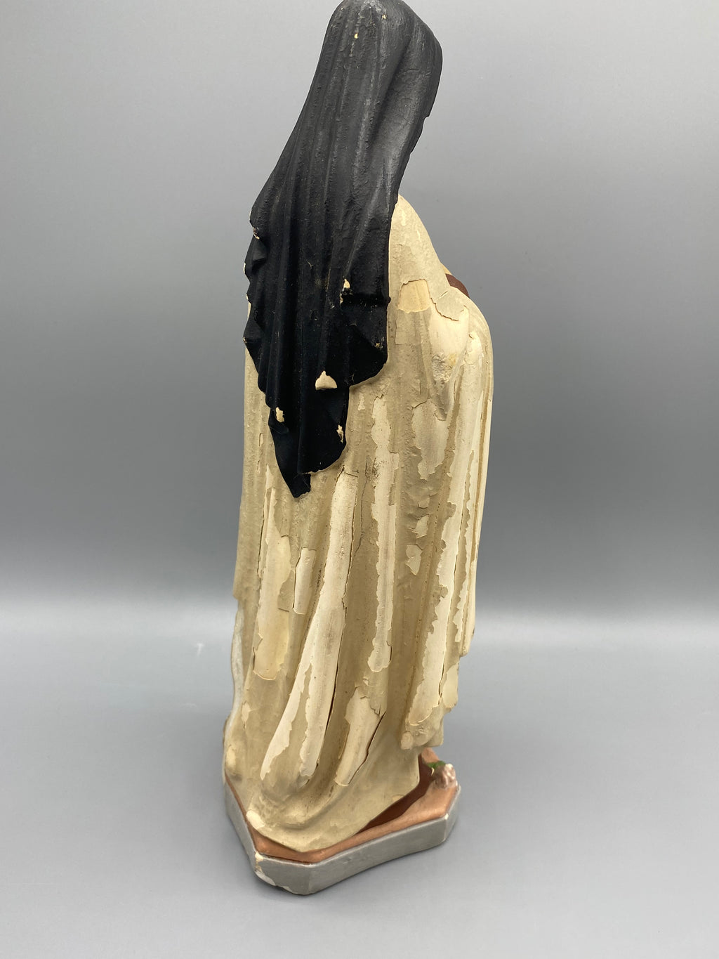 Statue Sainte Thérèse Lisieux – vue trois quarts droite