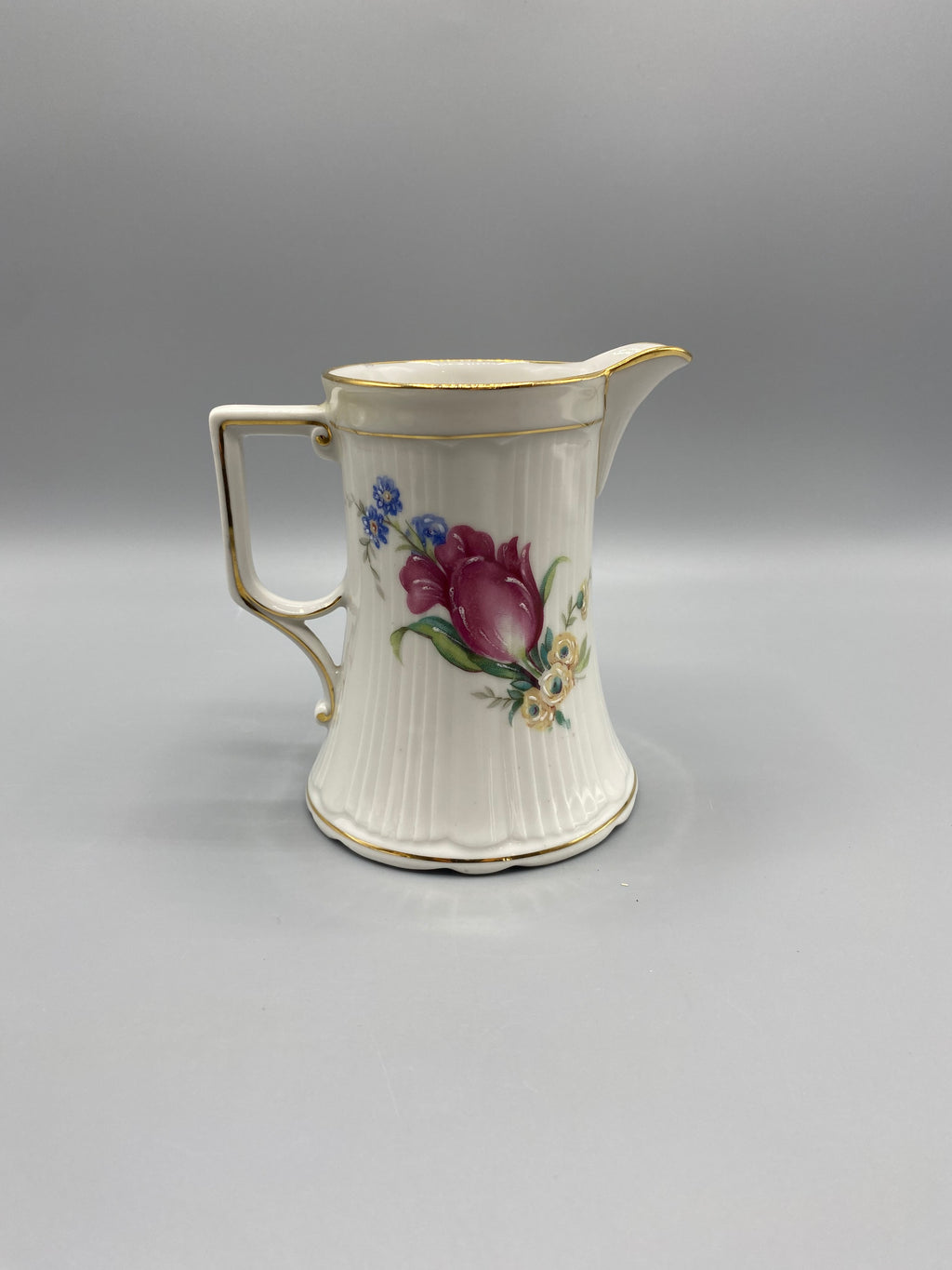 Pot à lait Limoges tulipes – vue trois quarts anse volute