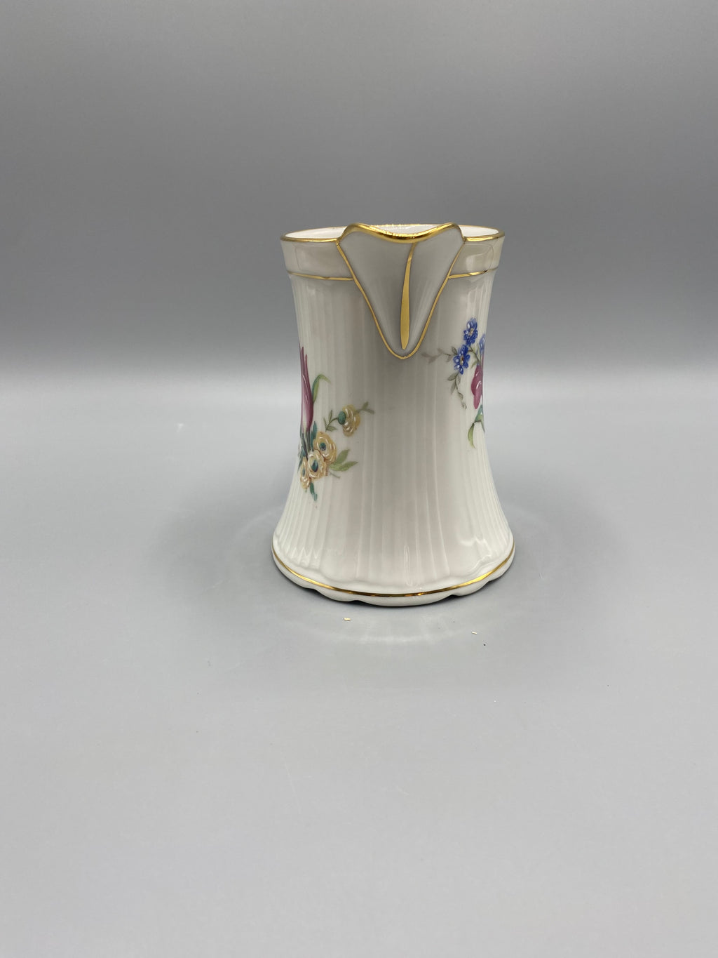 Pot à lait Limoges tulipes – vue bec verseur