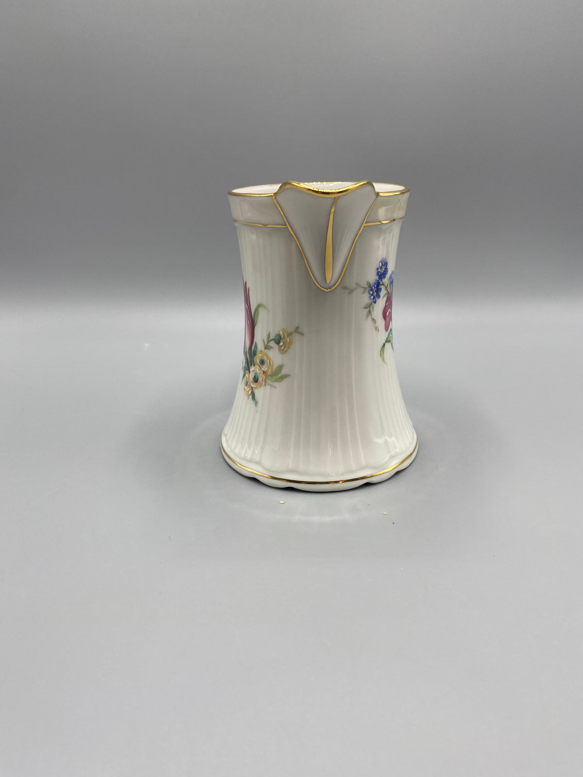 Pot à lait Limoges tulipes – vue bec verseur