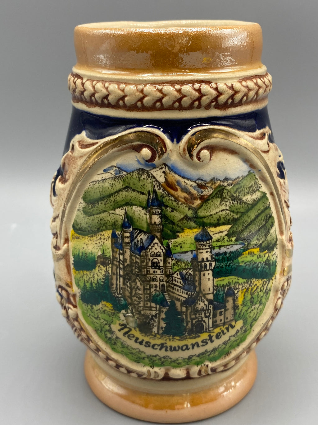 Chope grès Neuschwanstein – vue face détail médaillon relief