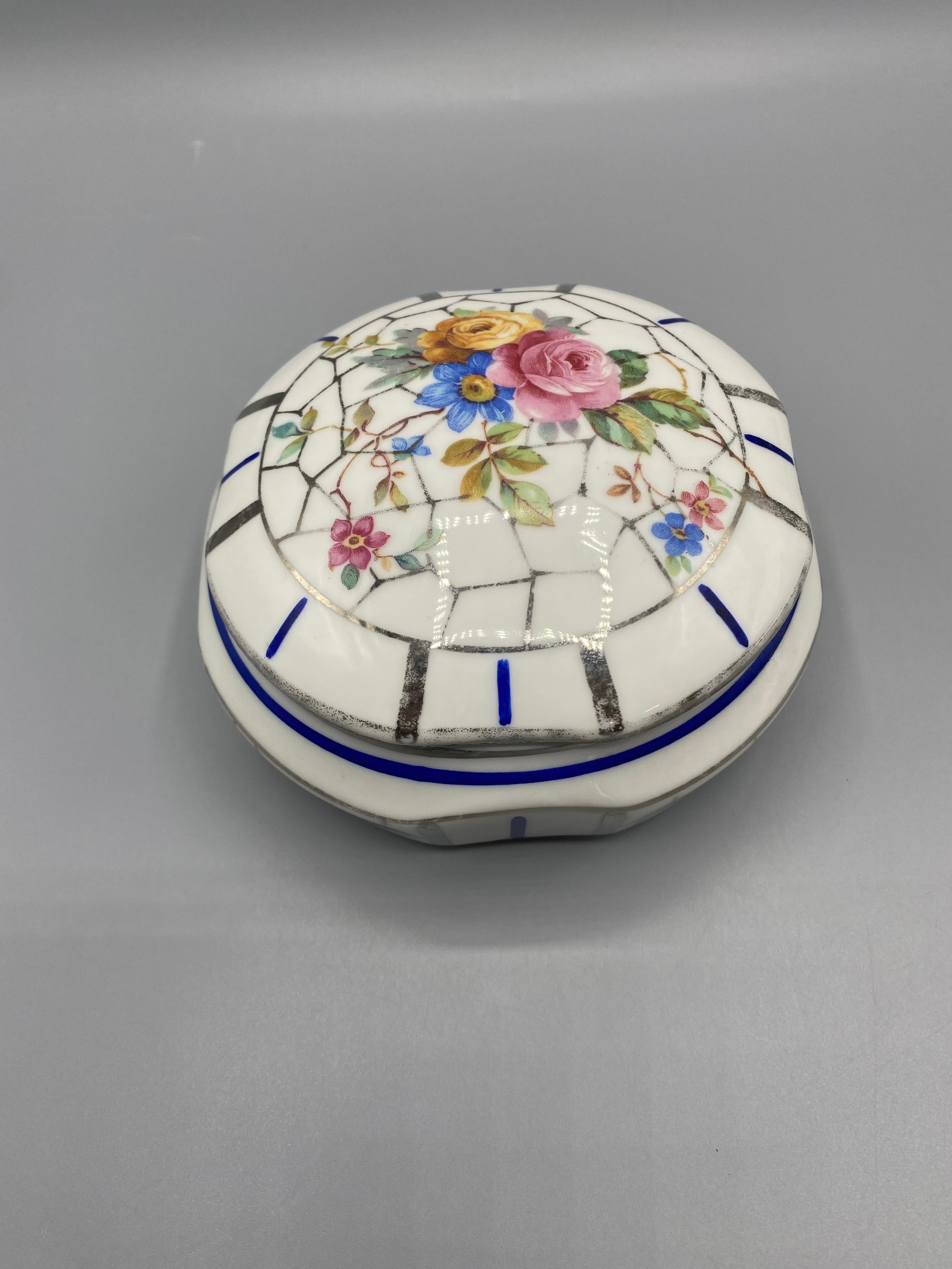 Bonbonnière Limoges Art déco – vue trois quarts couvercle fermé