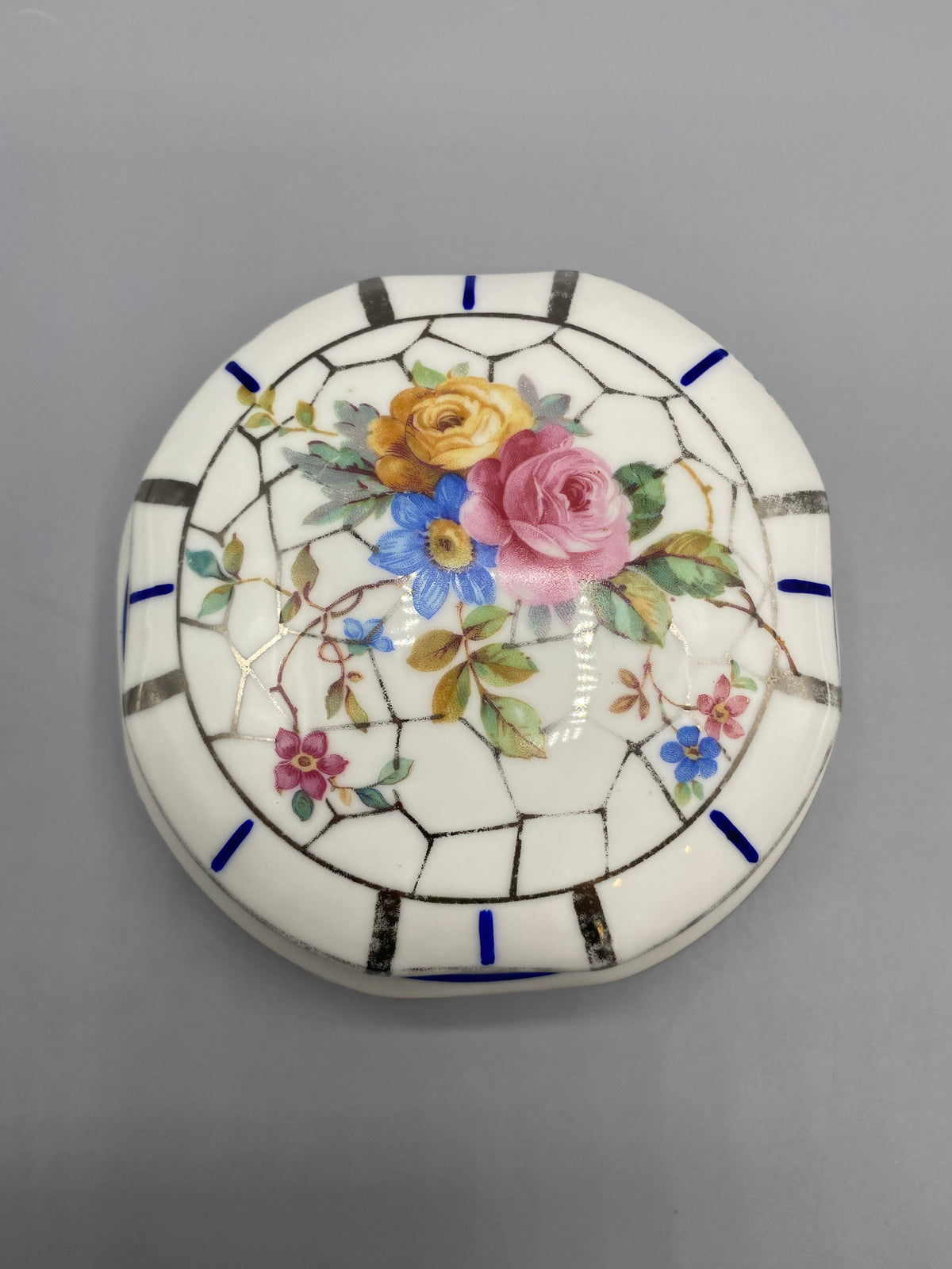 Bonbonnière Limoges Art déco – vue de face bouquet roses couvercle
