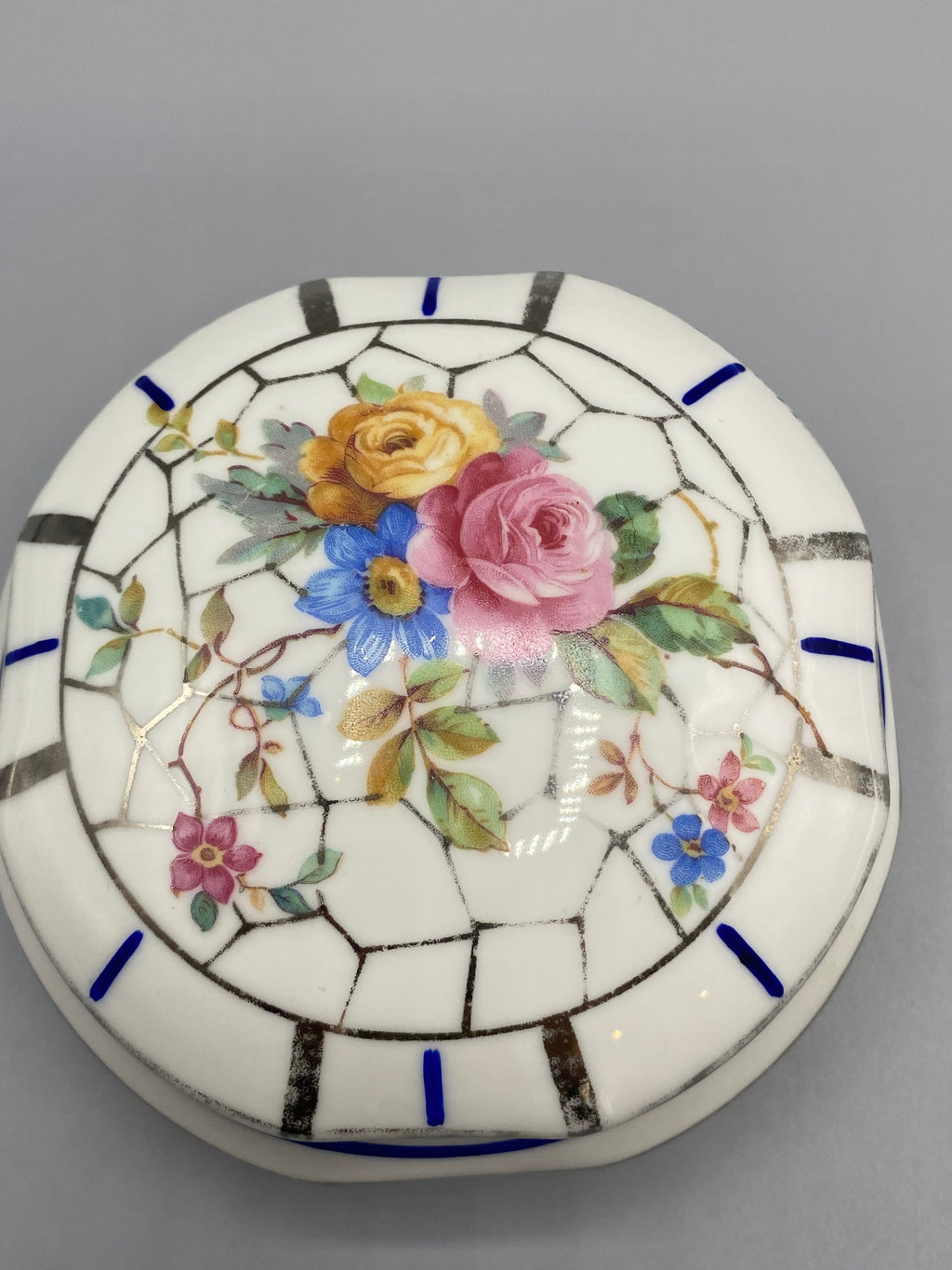 Bonbonnière Limoges Art déco – vue profil réseau géométrique argenté