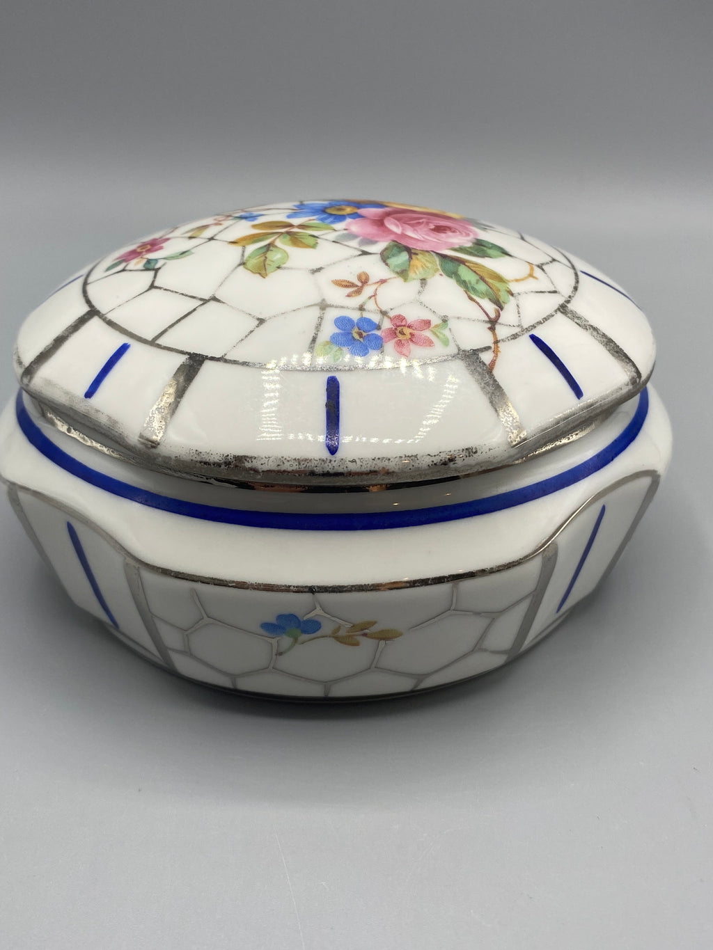 Bonbonnière Limoges Art déco – détail couvercle bouquet polychrome