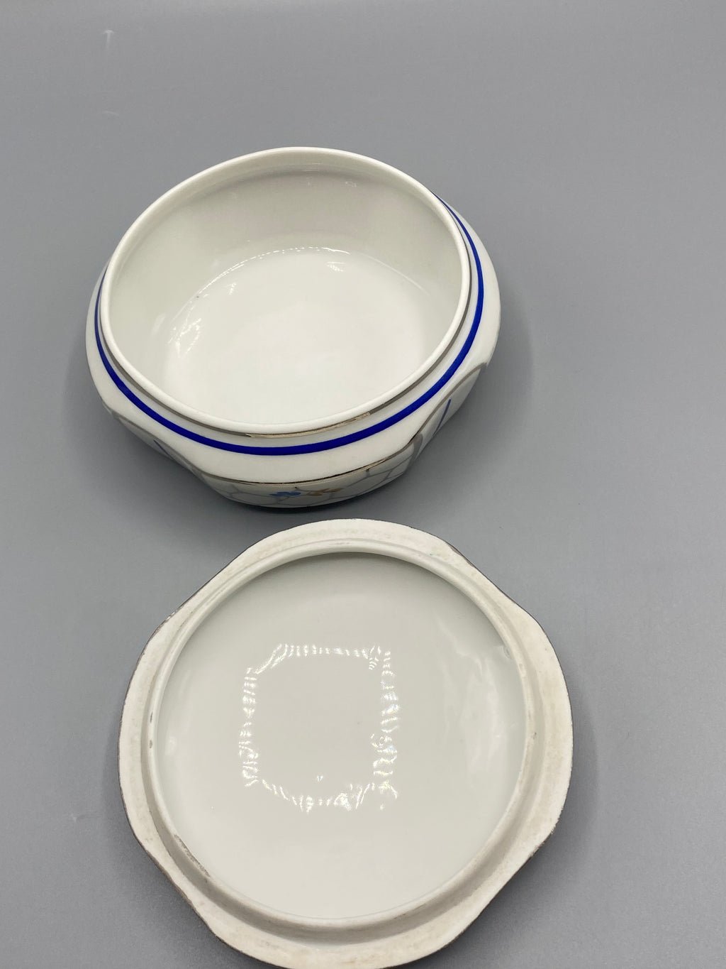 Bonbonnière Limoges Art déco – détail corps fleurs et filets bleu cobalt