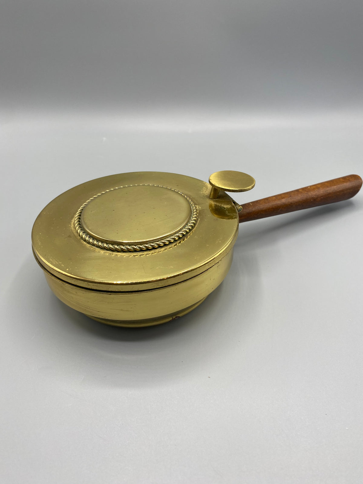 Majordome de table laiton – vue de face couvercle fermé torsade
