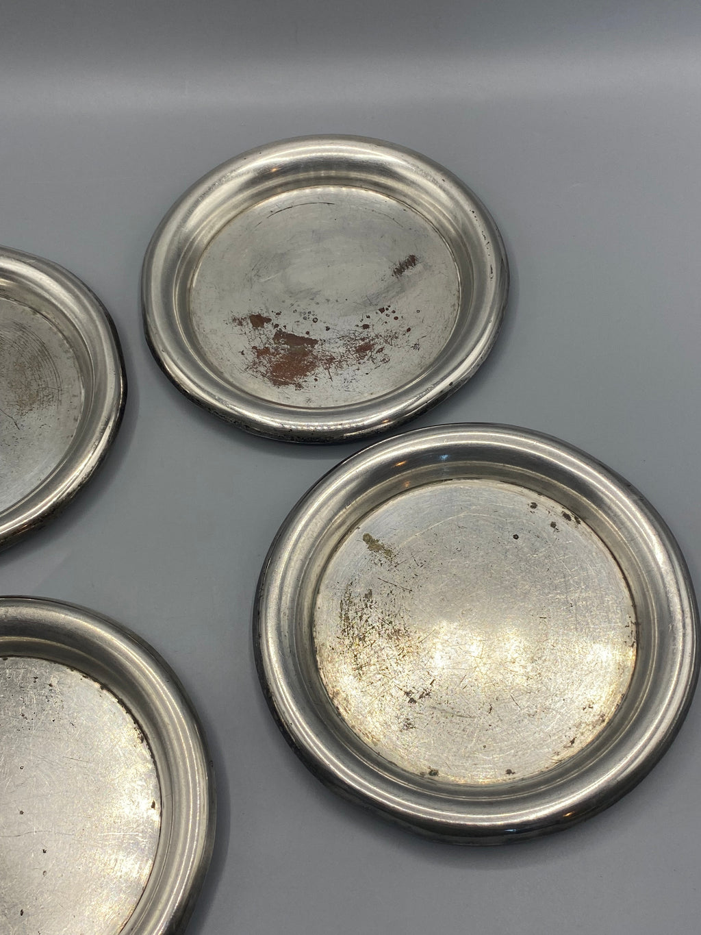 4 dessous de bouteille métal argenté – vue ensemble trois quarts