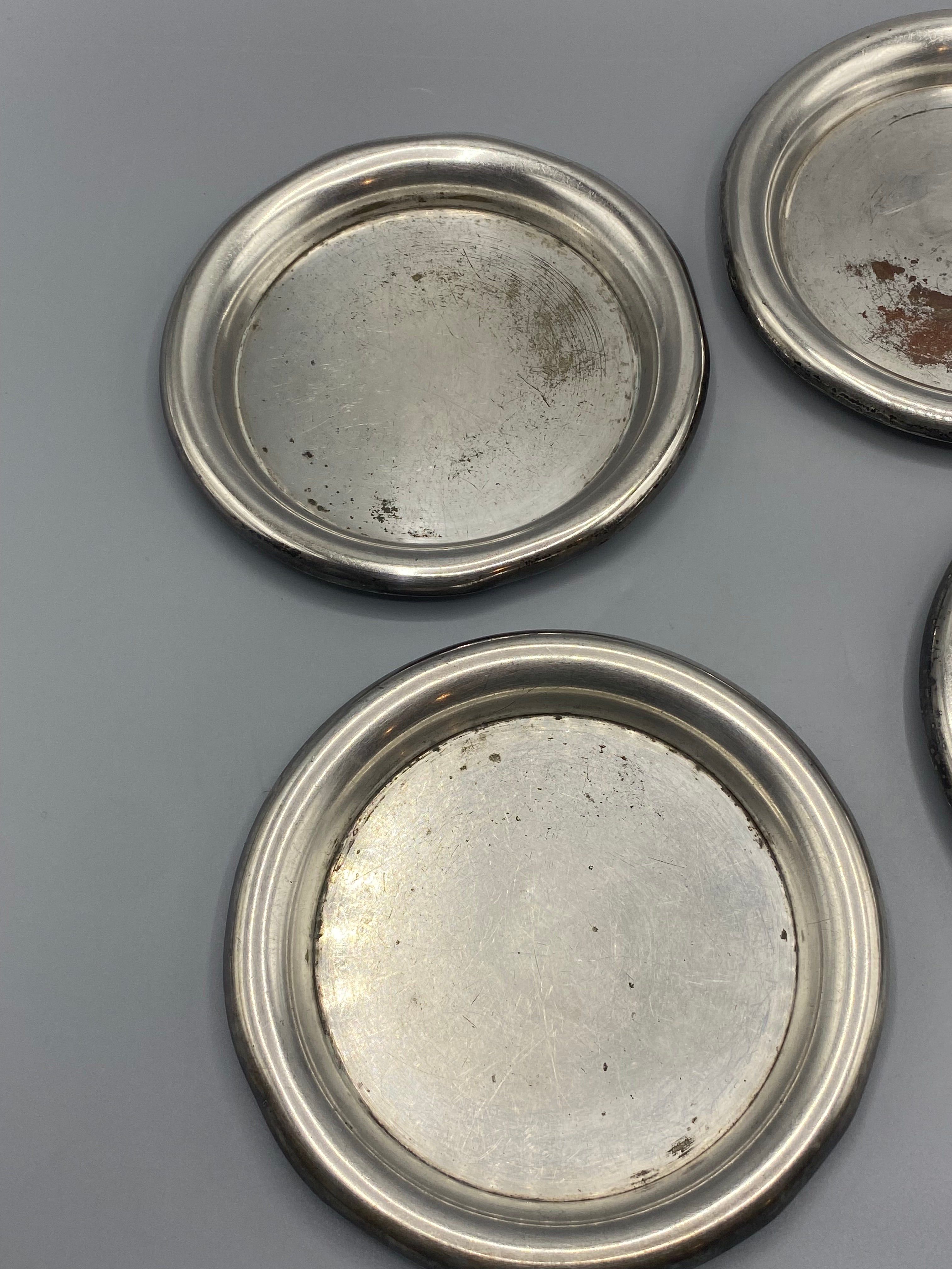 4 dessous de bouteille métal argenté – vue détail deux pièces