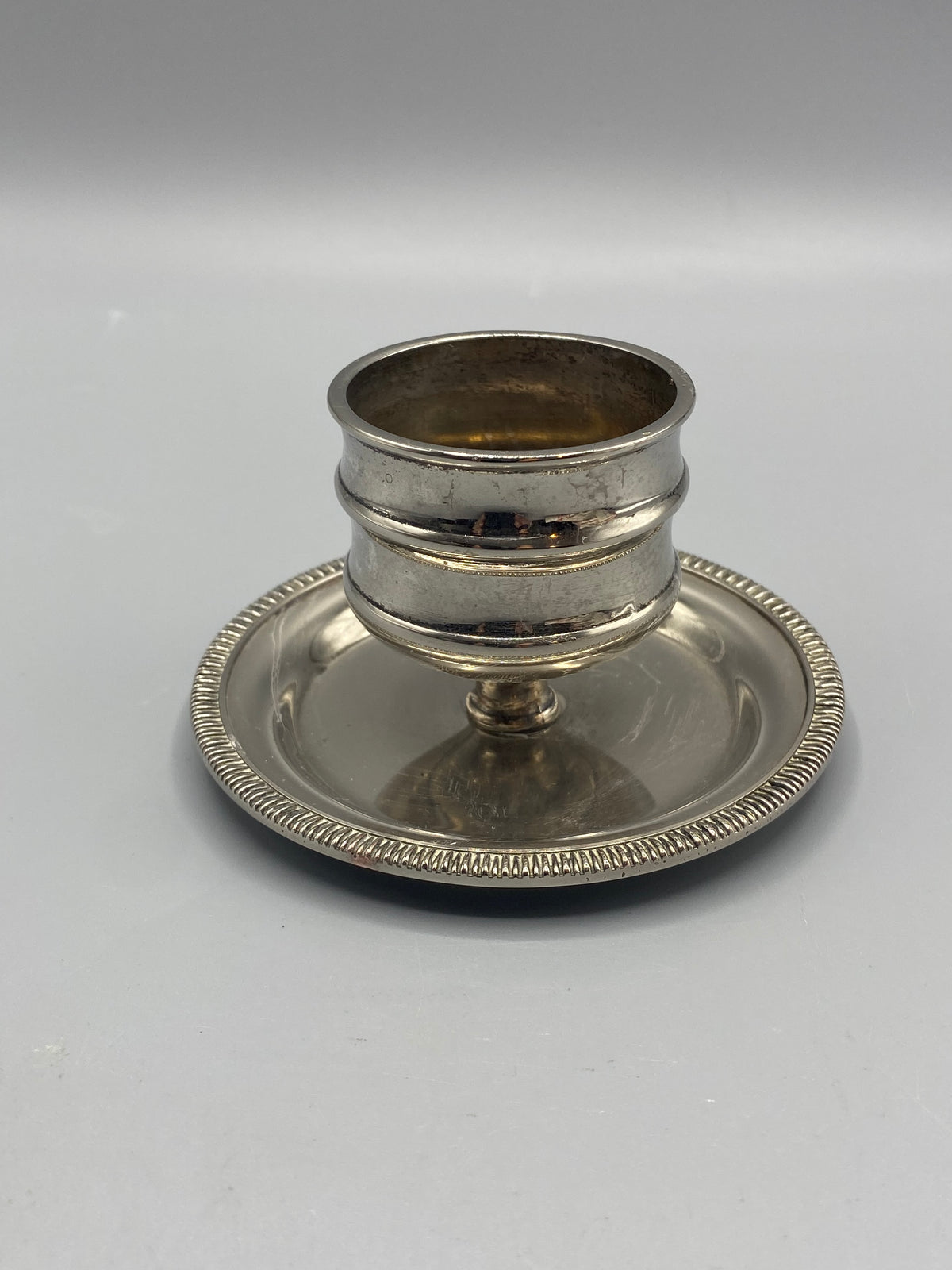 Bougeoir métal argenté – vue trois quarts face binet et bassin godronné