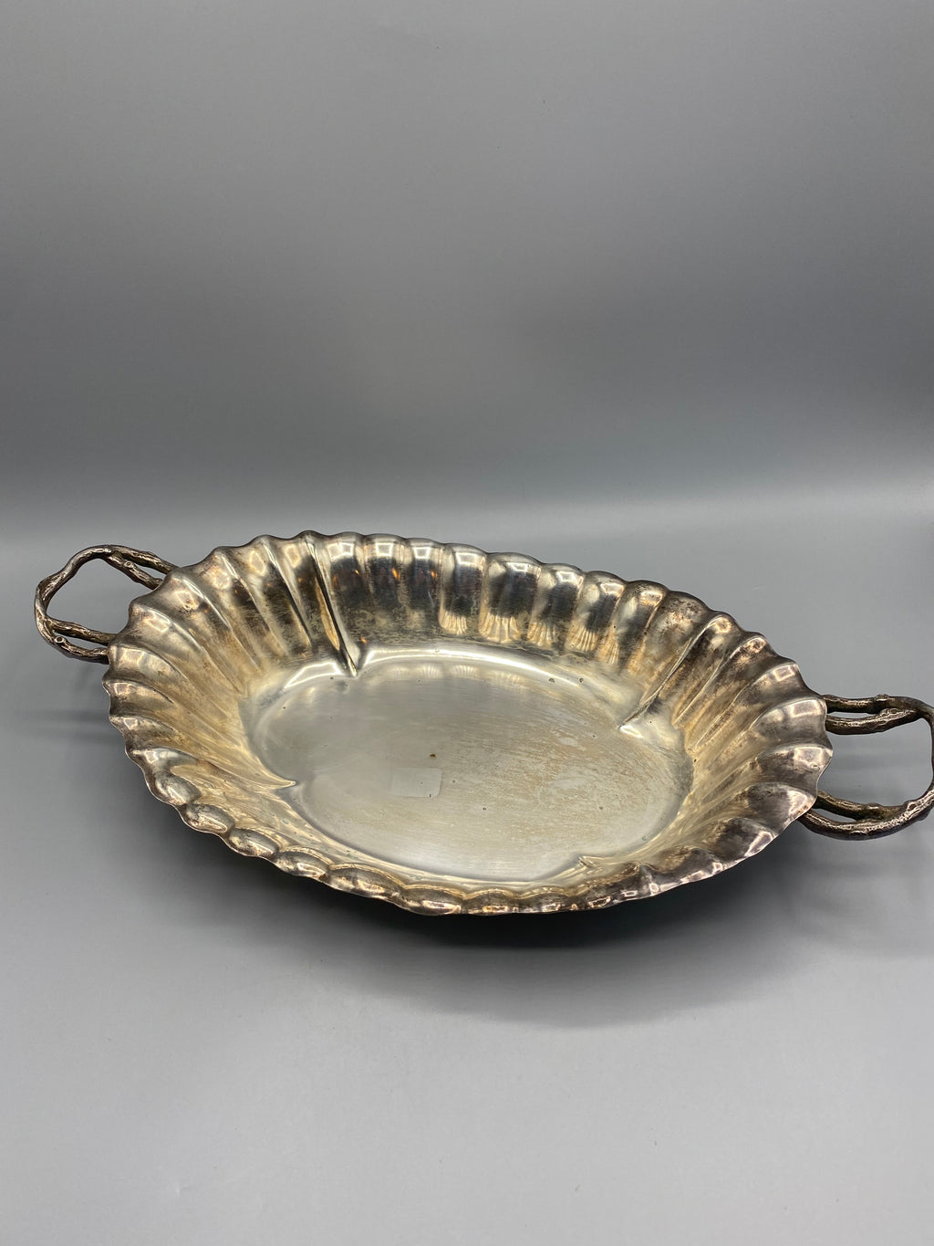 Corbeille Art Nouveau métal argenté – vue de face trois quarts