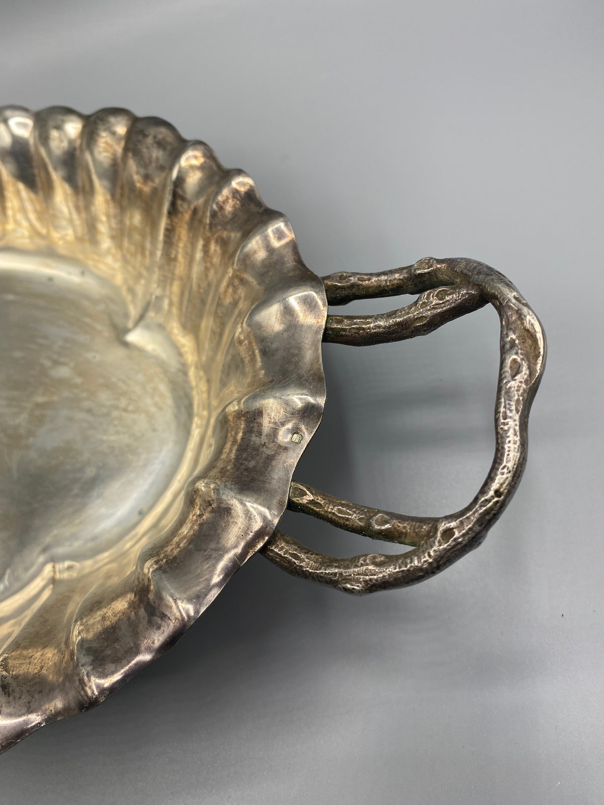Corbeille Art Nouveau métal argenté – détail anse branche noueuse droite