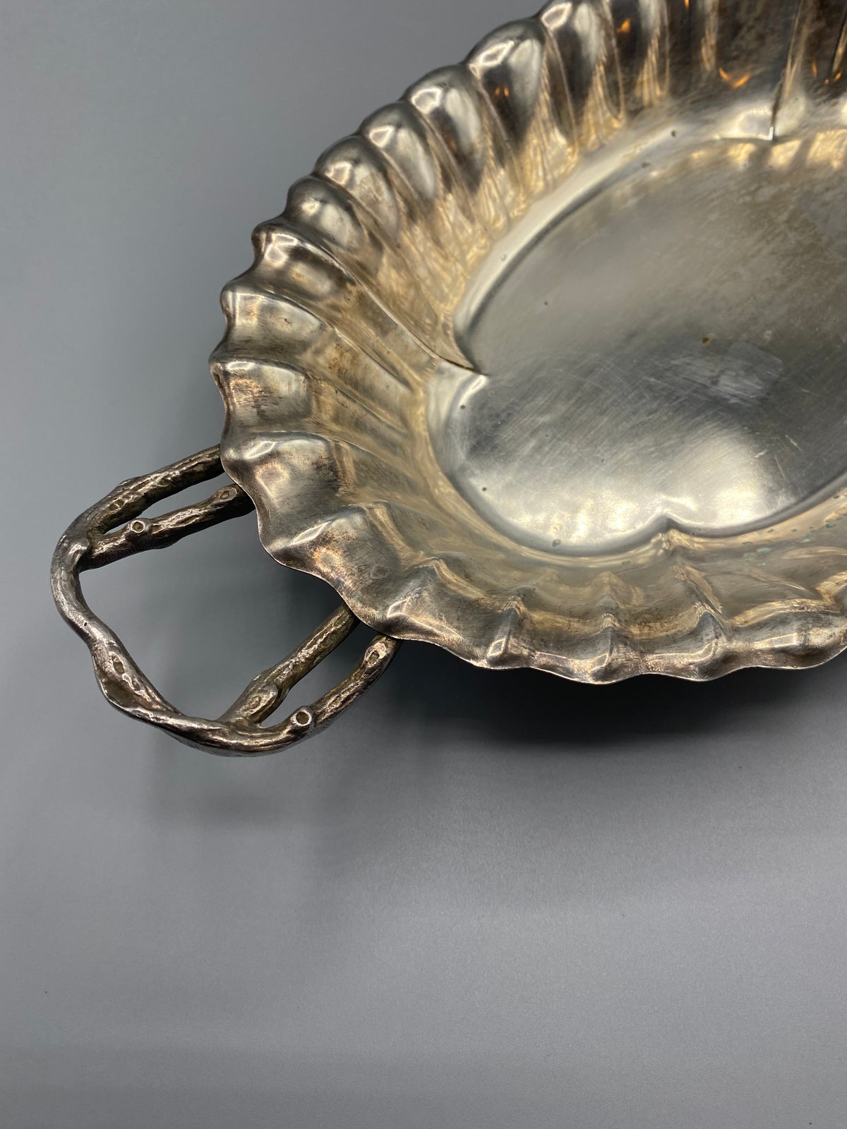 Corbeille Art Nouveau métal argenté – détail anse branche noueuse gauche