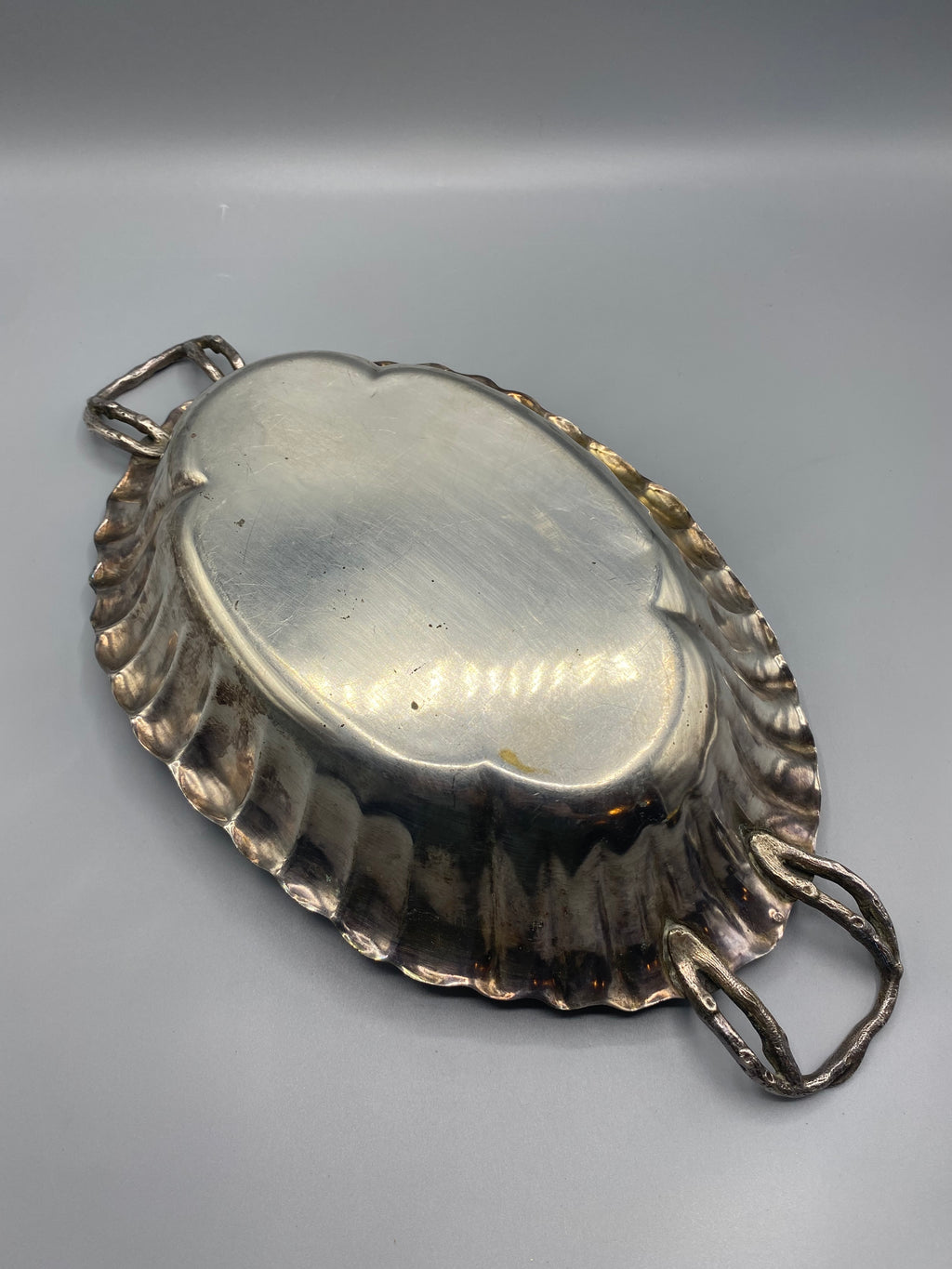 Corbeille Art Nouveau métal argenté – vue dessous fond bombé