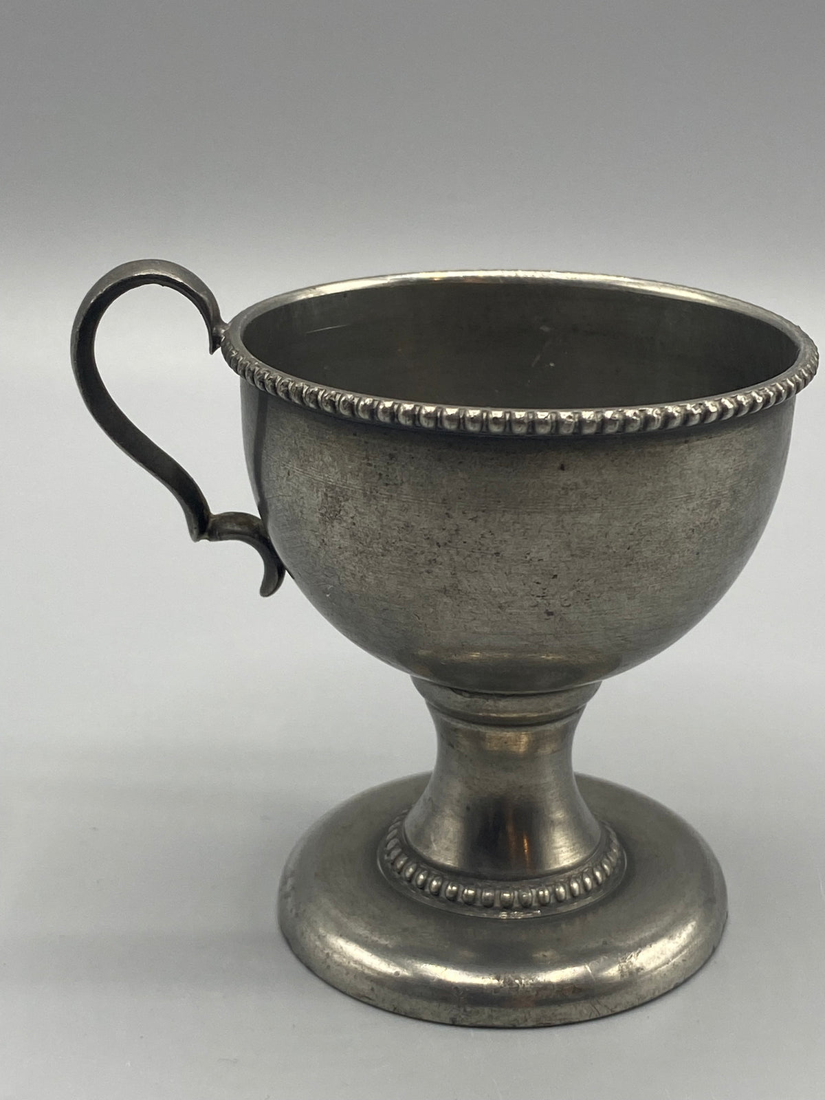 Tasse étain piédouche – vue de face profil gauche