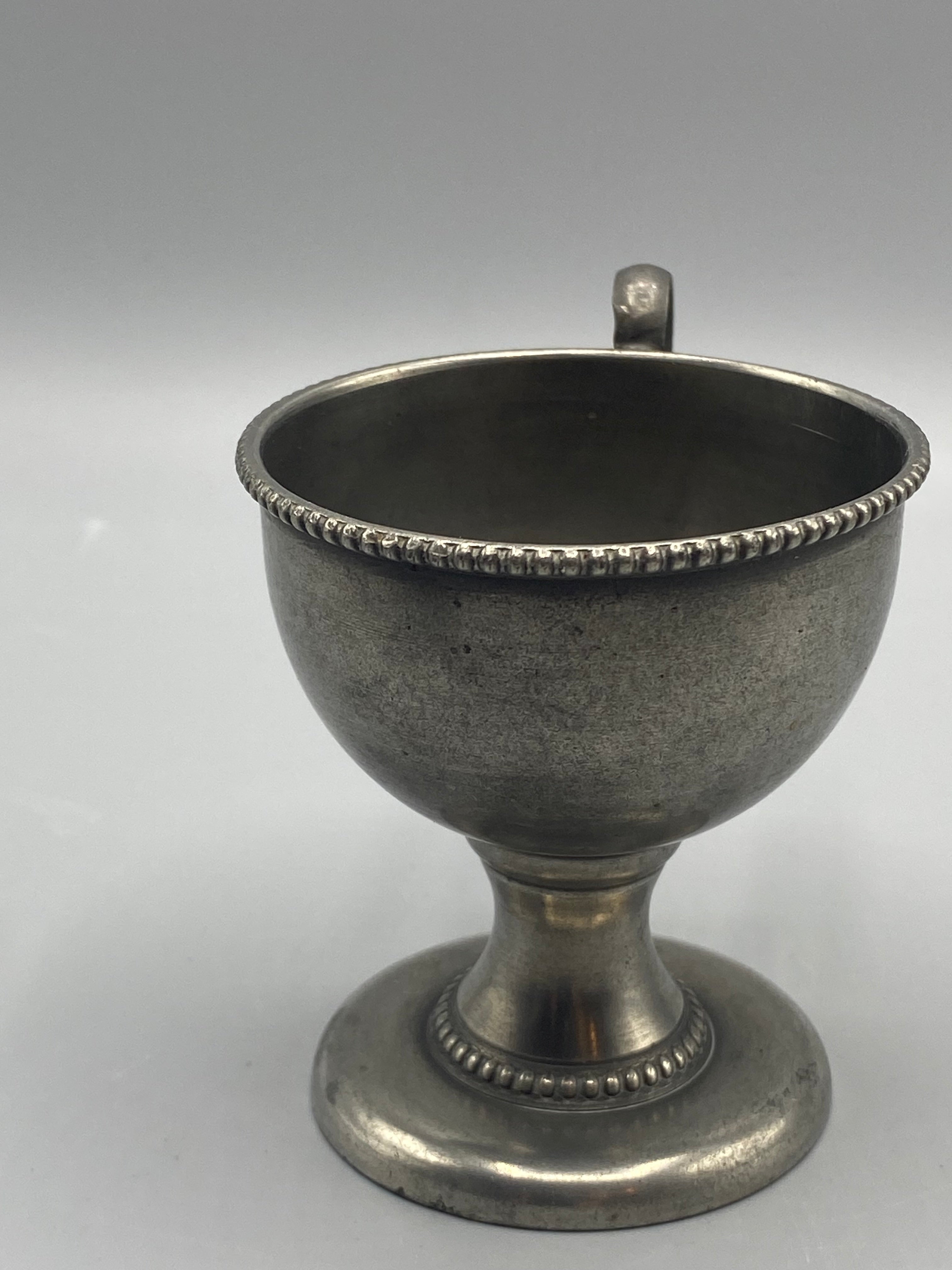 Tasse étain piédouche – vue trois quarts dos