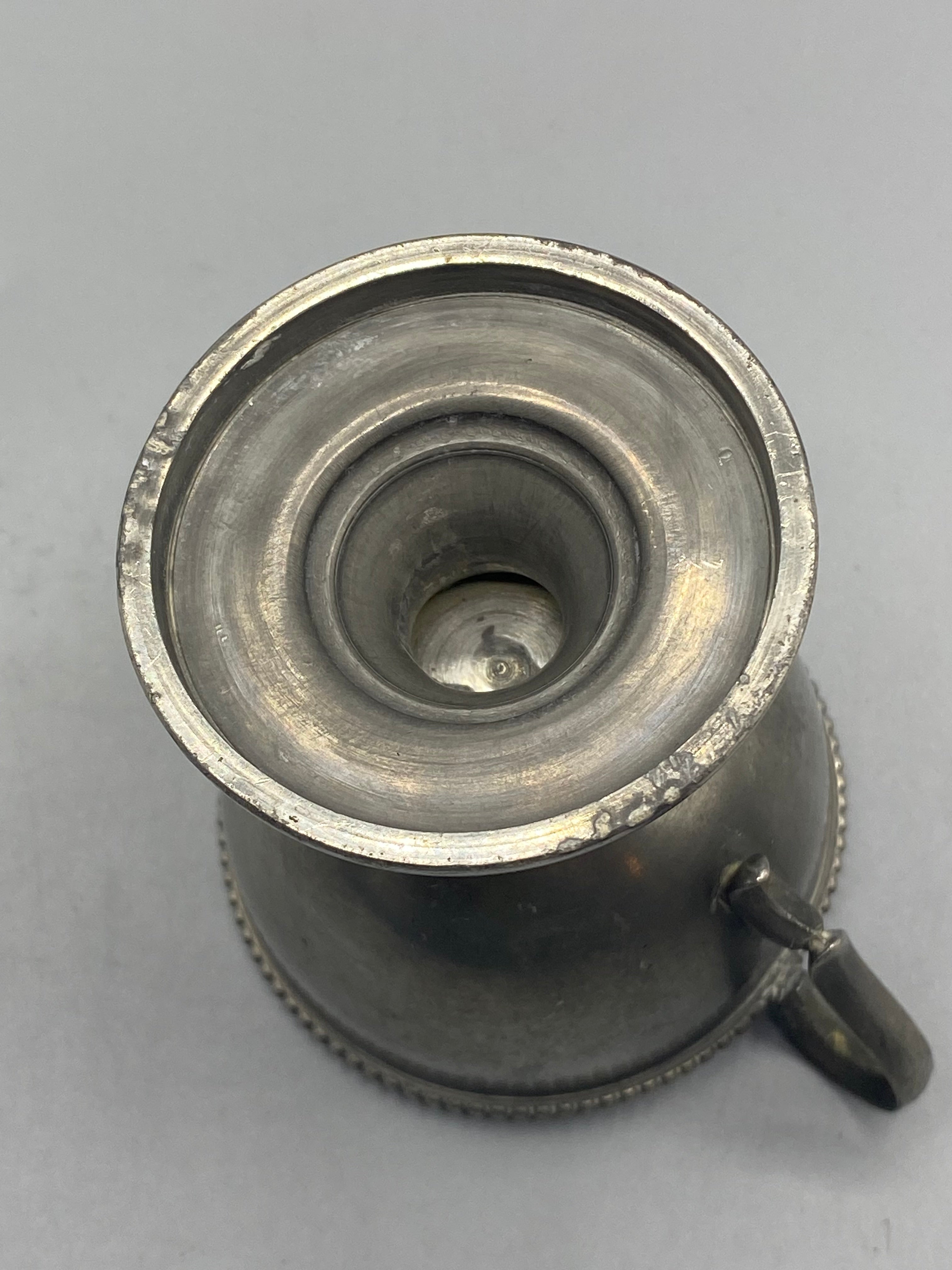 Tasse étain piédouche – vue dessous fond creux construction