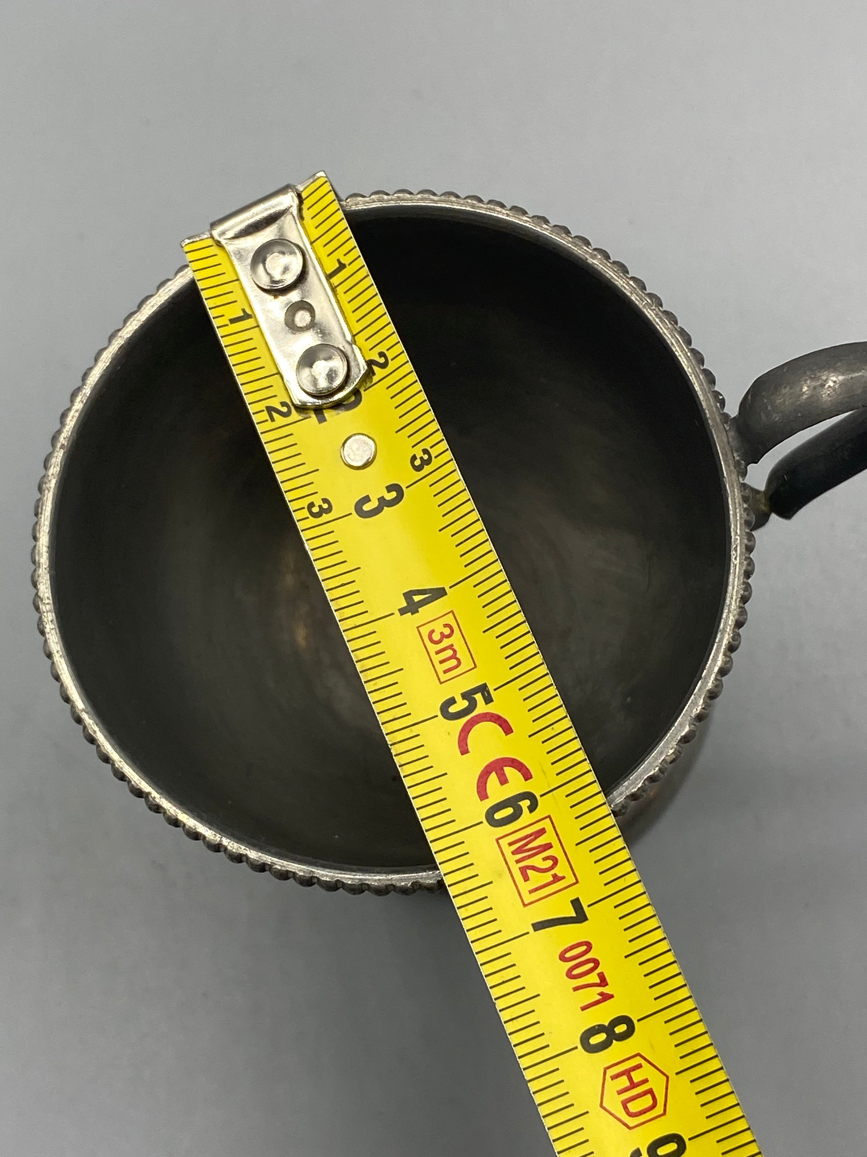 Tasse étain piédouche – mesure diamètre ouverture 6,5 cm