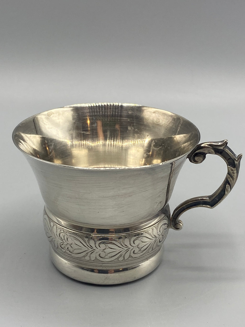 Tasse métal argenté Art Nouveau – vue trois quarts face anse et frise gravée